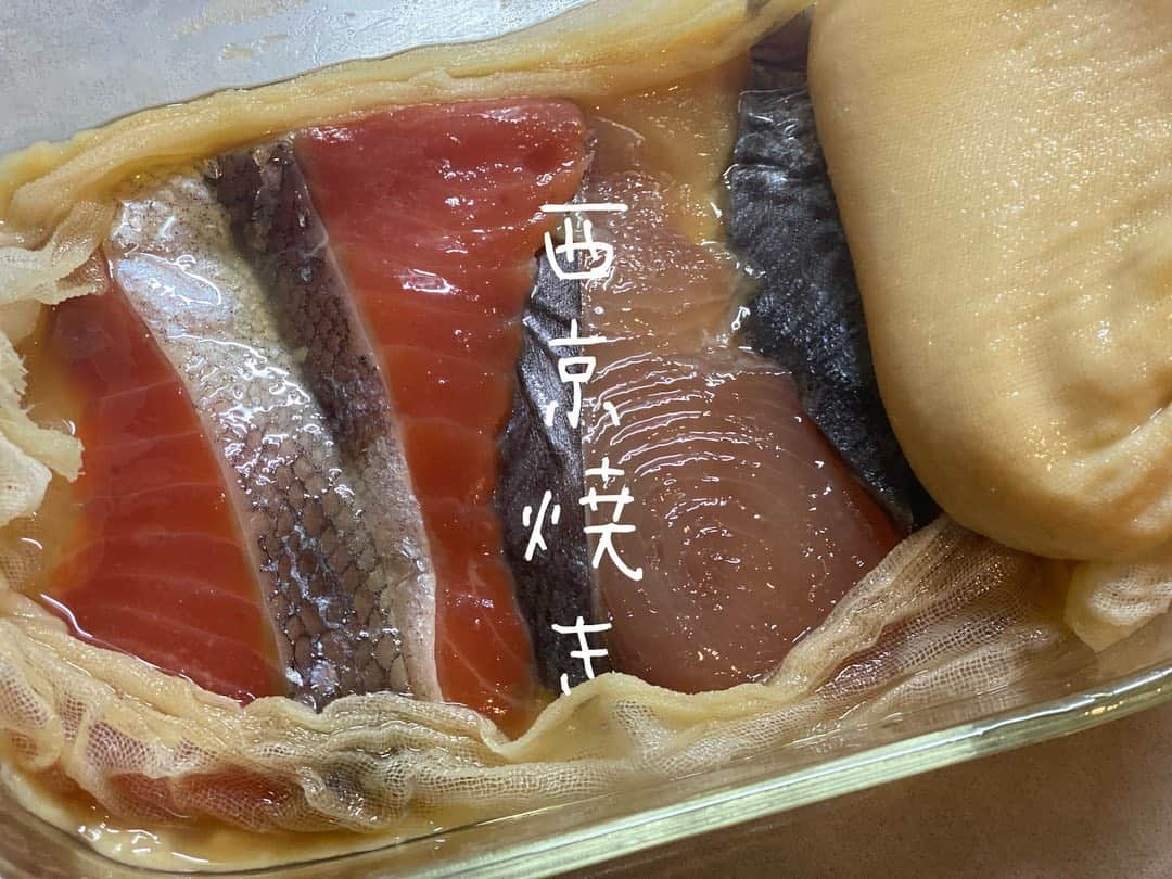 桝田沙也香さんのインスタグラム写真 - (桝田沙也香Instagram)「* 今年の初買いは〝味噌〟でした。 桜味噌とか白味噌とか… 色々な種類のお味噌を揃えました✨ 初めて、手作りの西京焼きにも挑戦。 二日間漬け込んで食べた西京焼きは最強でした。。。🐟  付け合わせの、菊花蕪🌼 細かい作業が楽しい。笑 モネの睡蓮🍃みたいで思わず📸 * #味噌 #西京焼き #料理 #チート料理 #テレビ朝日アナウンサー #アナウンサー #桝田沙也香」1月26日 8時17分 - sayaka0masuda