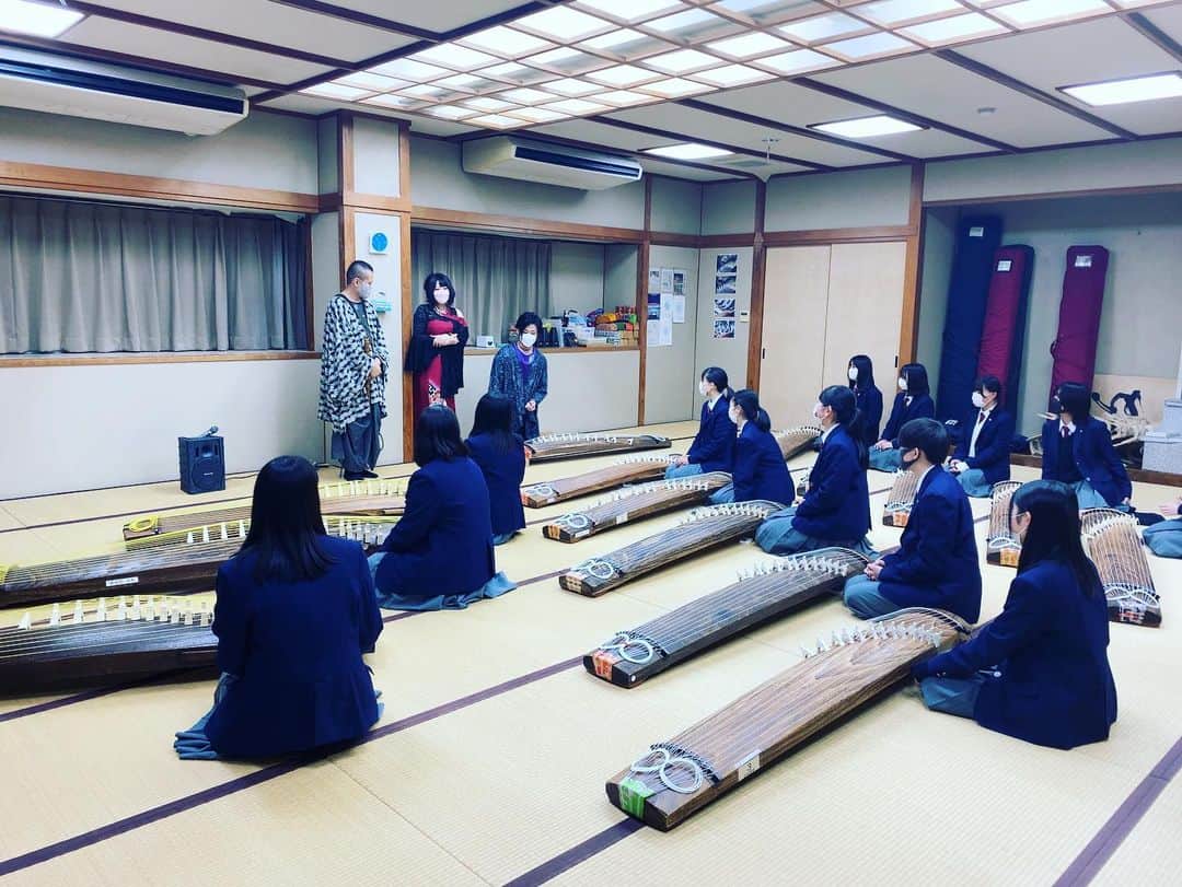 鈴華ゆう子さんのインスタグラム写真 - (鈴華ゆう子Instagram)「茨城県立佐和高校箏曲部の皆さん、素敵な時間をありがとう！箏の大音量は最高でした。一緒に千本桜を演奏しました！ ご一緒出来たこと、とても嬉しく思います。高校生から沢山のエネルギーいただきました。ぜひコラボの様子はYouTubeのいばキラTVチャンネルを観てね！ They are high school students. Their club activities are koto.So, We played together.Check it out on youtube! #佐和高校 #鈴華ゆう子 #箏曲部 #千本桜 #華風月 #神永大輔 #いぶくろ聖志 #和楽器バンド #senbonzakura #wagakkiband #いばキラ #いばキラTV #茨城県」1月25日 23時48分 - yuko.suzuhana