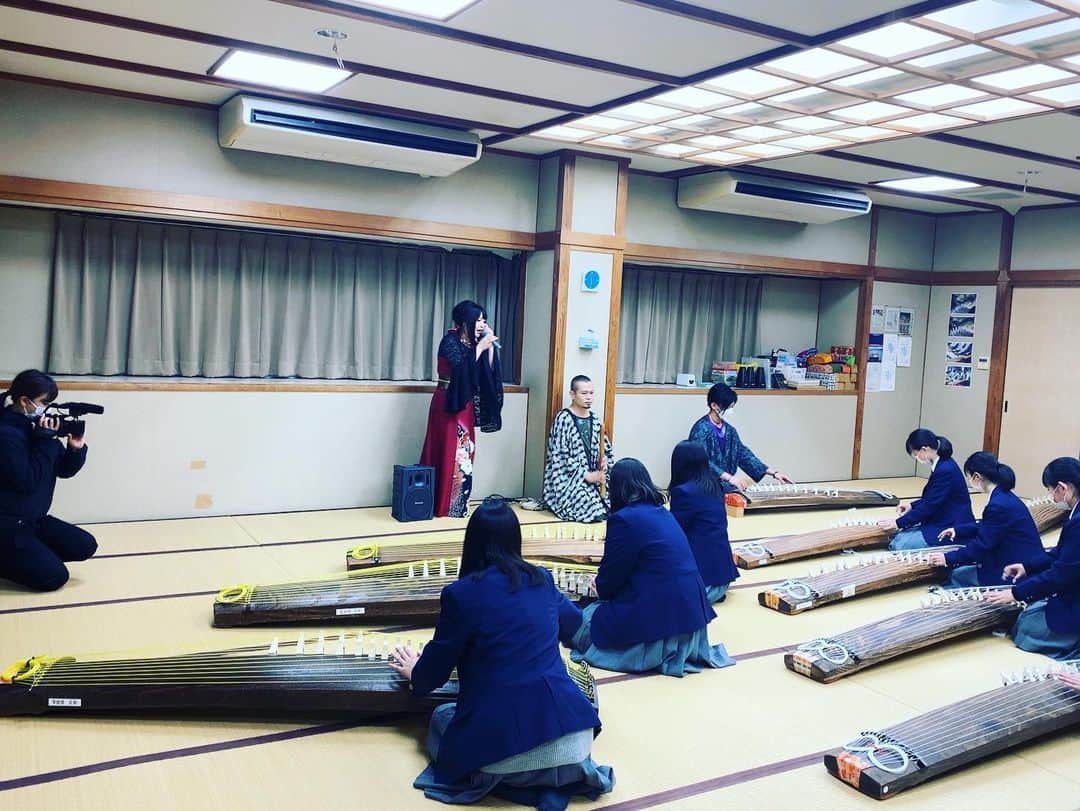 鈴華ゆう子さんのインスタグラム写真 - (鈴華ゆう子Instagram)「茨城県立佐和高校箏曲部の皆さん、素敵な時間をありがとう！箏の大音量は最高でした。一緒に千本桜を演奏しました！ ご一緒出来たこと、とても嬉しく思います。高校生から沢山のエネルギーいただきました。ぜひコラボの様子はYouTubeのいばキラTVチャンネルを観てね！ They are high school students. Their club activities are koto.So, We played together.Check it out on youtube! #佐和高校 #鈴華ゆう子 #箏曲部 #千本桜 #華風月 #神永大輔 #いぶくろ聖志 #和楽器バンド #senbonzakura #wagakkiband #いばキラ #いばキラTV #茨城県」1月25日 23時48分 - yuko.suzuhana
