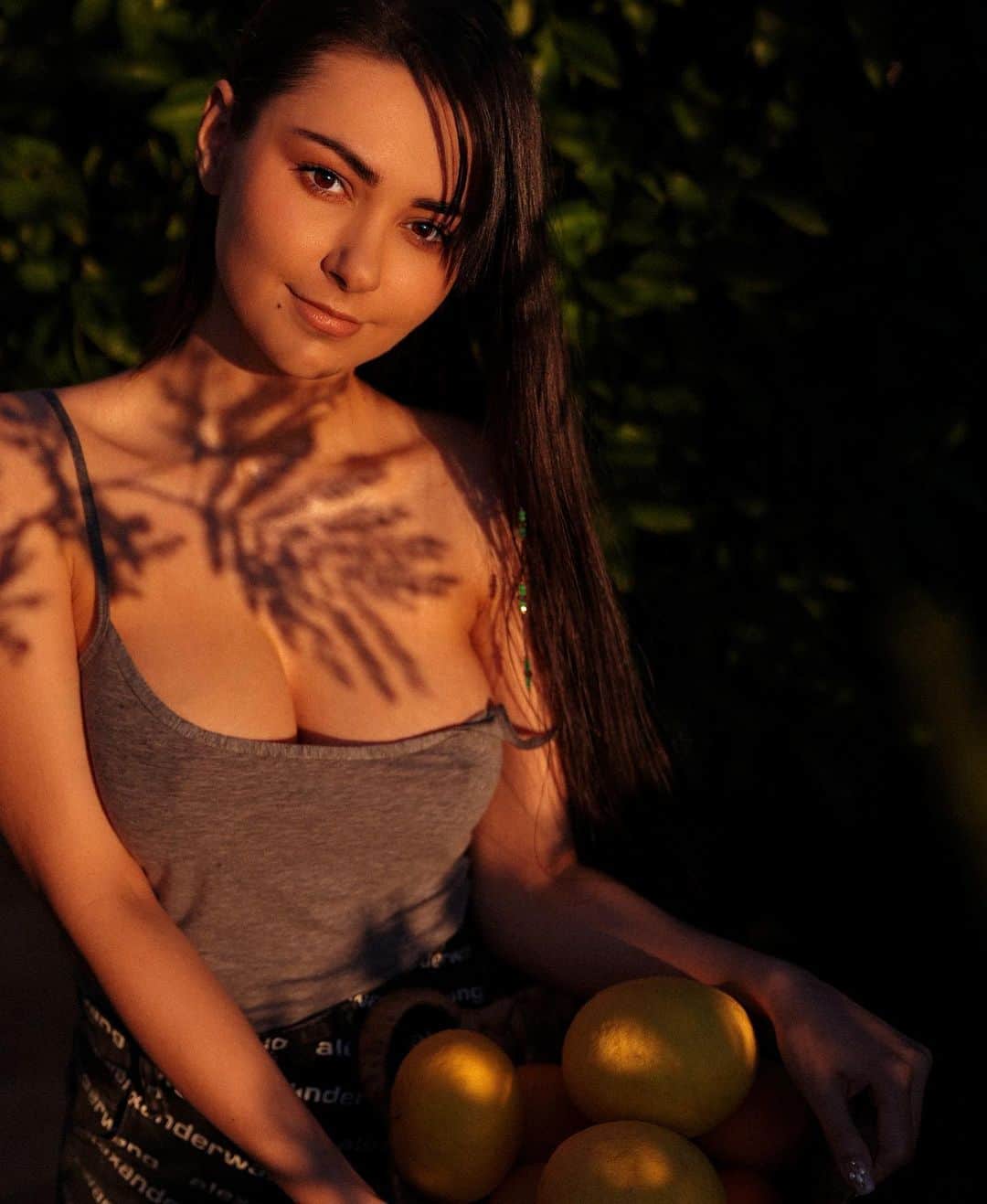 ヘルガ・ラブケティのインスタグラム：「Hiding in the shadows 😎😈🧡」