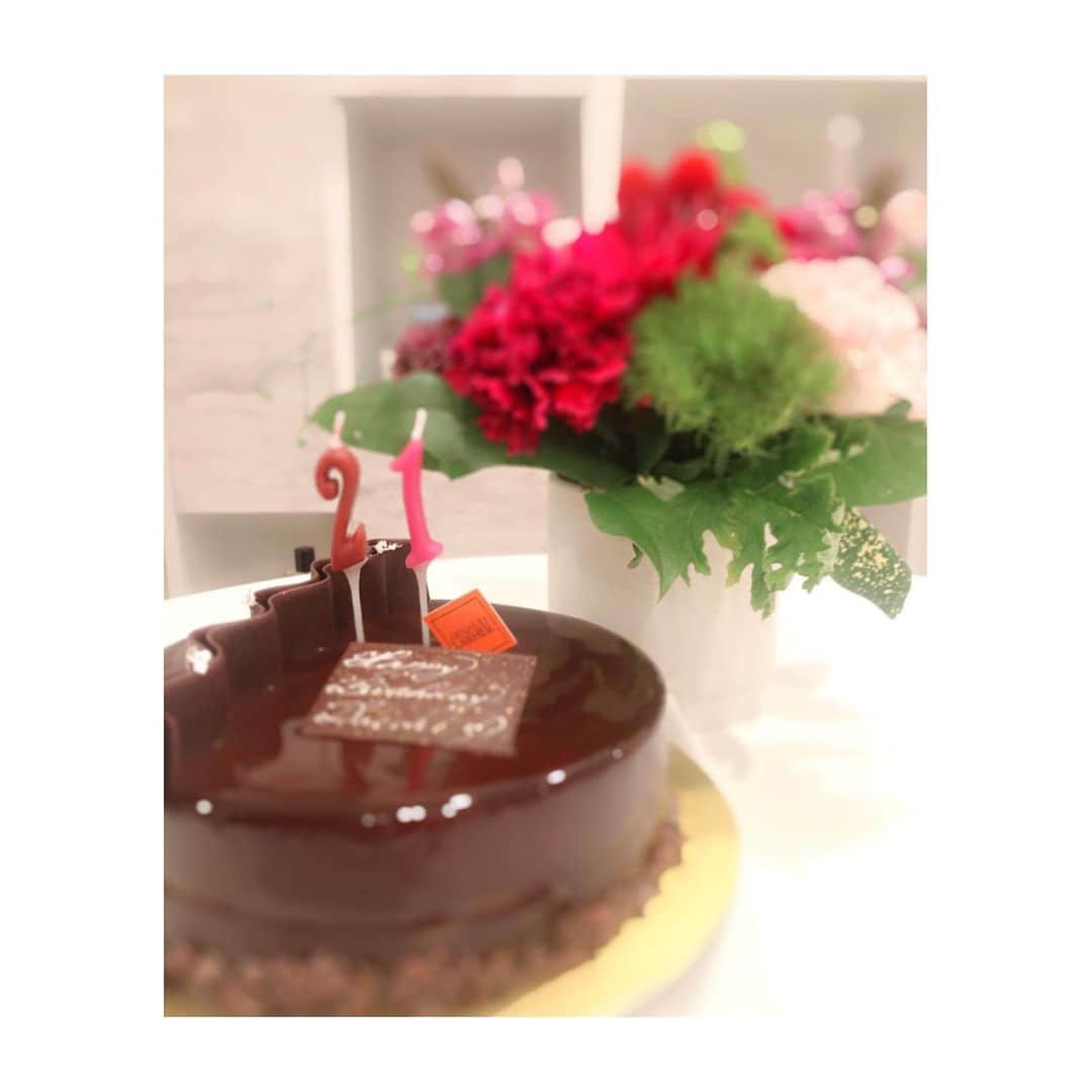 松雪泰子のインスタグラム：「. happy birthday息子くん 素晴らしい一年を過ごしてね いつもありがとう」