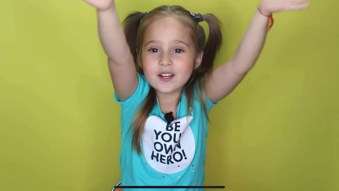 Sascha Barbozaのインスタグラム：「Avril a sus 4 añitos hablándole a los niños desde mi canal de YouTube sobre la importancia de comer saludable☺️ #tbt」