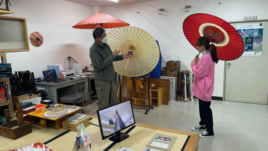 加藤綾菜さんのインスタグラム写真 - (加藤綾菜Instagram)「「加藤綾菜といく地方旅〜食べて・話して・健やかに」 が始まりました💕 (撮影日は去年です)  第一回目は、徳島県美馬市にうかがいました✨  美馬の働く女性達が明るくキラキラしていて素敵な女性達も美馬の魅力の一つだと感じました❣️  2枚目はうだつの街並み🍁  3〜5枚目はじぃじのキノコへ行った写真です🤳 今までに食べたことないほど、甘くて美味しくて肉厚なしいたけ🍄 おばぁが、料理まで伝授してくれました❣️ あの、天ぷらもう一度行きたいなぁ〜！ カトちゃんや、スタッフさんに沢山のお土産を頂きました🙏  その後は、藍染＆和傘体験😁 初めての体験で凄く楽しかった✨ エコバッグも作ったよ❤️  夜は「うだつの町並み」にたたずむ「PAYSAGE MORIGUCHI」に宿泊😴  とにかく静かで朝は鳥🐦のさえずりが響いてきました。 木のぬくもりを感じながらステイできたことで、心身ともにリラックスできました🥰🙏  魅力がたっぷり詰まった美馬市を是非ご覧下さい😁 ストーリーにリンクを貼っておきます💕  #加藤綾菜といく地方 #第一回目 #徳島県 #美馬市 #魅力あふれる #素晴らしい場所」1月26日 17時50分 - katoayana0412