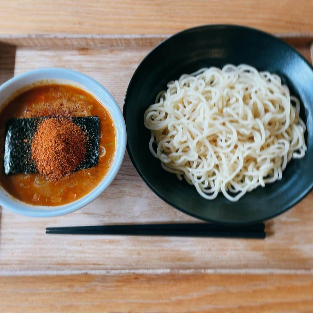 葉月里緒奈さんのインスタグラム写真 - (葉月里緒奈Instagram)「本日の日替わりランチはオムライスかつけ麺です。 #おうちごはん #ランチ#オムライス#初めて成功した#つけ麺#辛辛魚 #辛辛魚つけ麺 #午後を有意義に過ごす為に#お昼を用意しながら#夕ご飯の仕込みもする#rionahazuki」1月26日 16時27分 - riona_hazuki