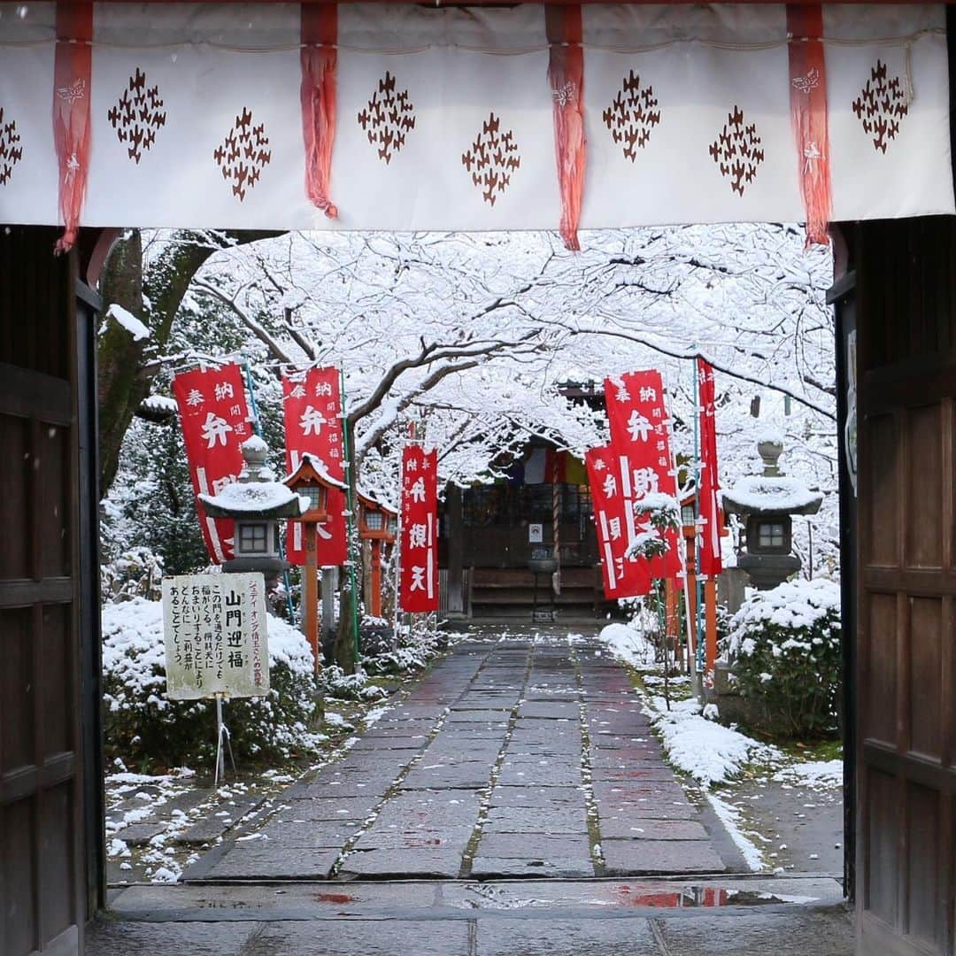 Gekkeikan Sake Officialのインスタグラム：「#snow #snowy #snowscape #snowworld #winter #gekkeikan #gekkeikansake #sake #japanesesake #sakebrewery #sakegram #japan #kyoto #fushimi #cooljapan #japanesestyle #雪 #雪景色 #月桂冠 #月桂冠大倉記念館 #日本酒 #清酒 #酒蔵 #京都 #伏見」