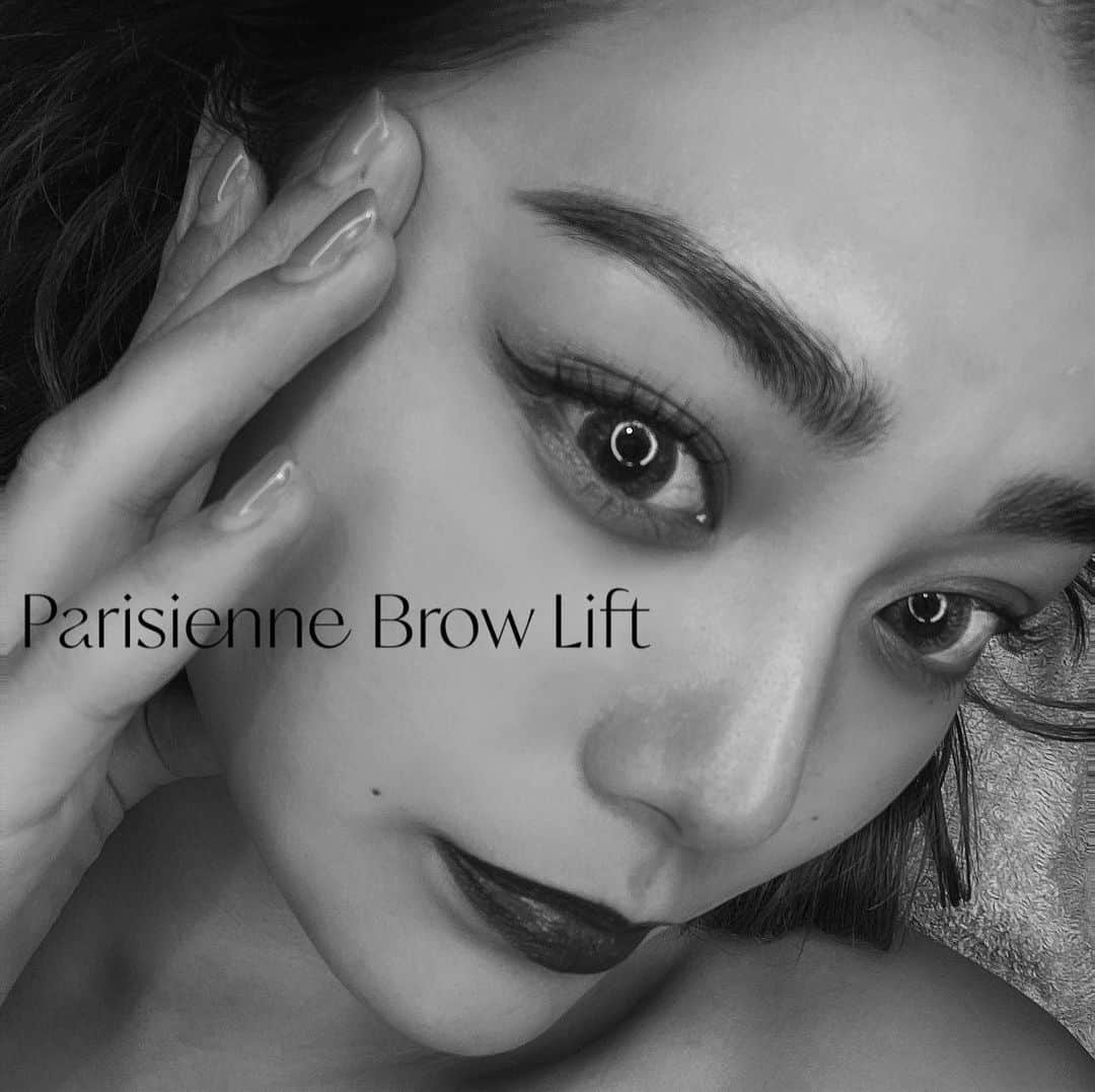 堺梨乃さんのインスタグラム写真 - (堺梨乃Instagram)「ParisienneBrowLift導入🖤🤍 ・ 眉毛にパーマをかけ、毛流れを変える技術。 眉毛の周りもワックスをかけていくのでより立体感がでます✨ 眉毛でお悩みの方、LI'Aにお任せ下さい🤝💕  眉毛でお顔の印象が変わります。  #パリジェンヌブロウリフト #ブロウリフト#眉毛サロン #栄眉サロン#名古屋眉毛#眉毛パーマ#美容サロン#トータルビューティーサロン」1月26日 17時23分 - k_rino0226