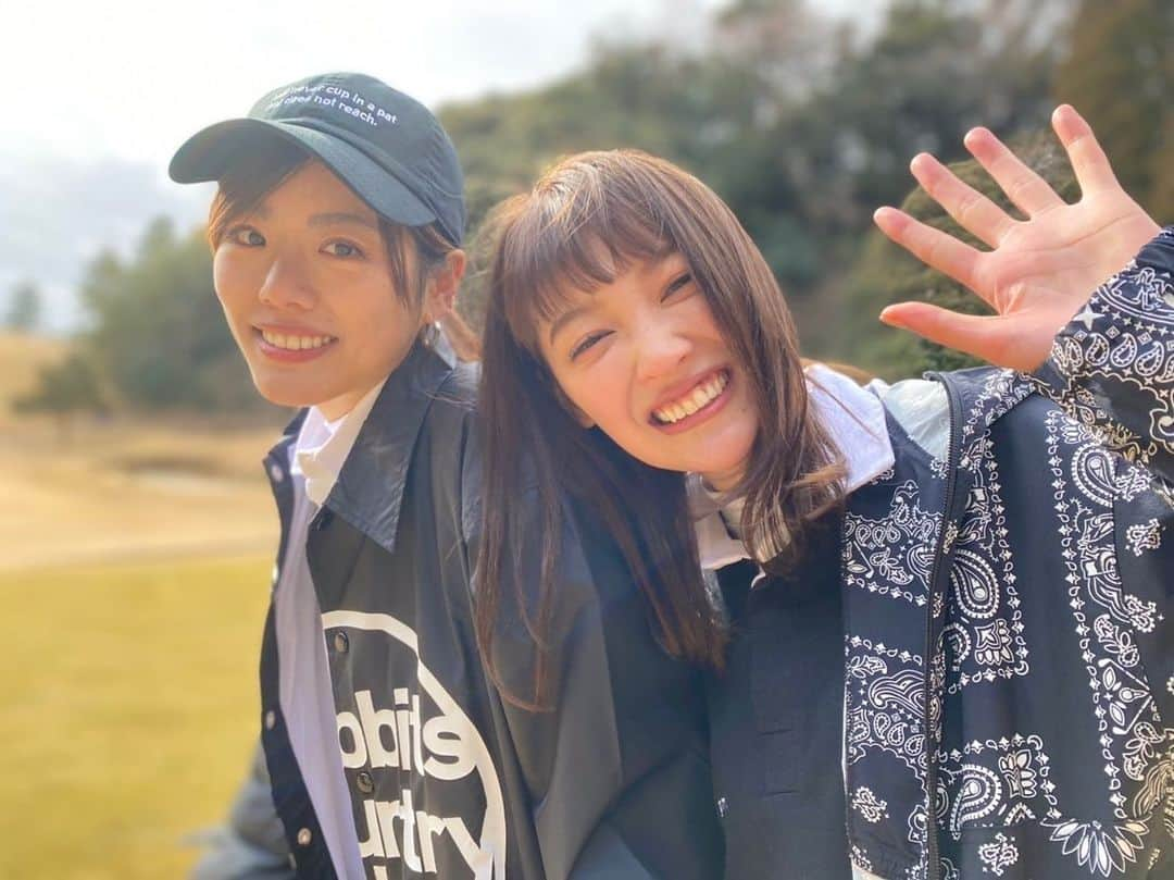 坪井保菜美さんのインスタグラム写真 - (坪井保菜美Instagram)「🏌🏻‍♀️ゴルフロケ 場を崩してしまうごめんなさいな坪井と、ゴルフ初なめちゃ可愛い総合格闘家RENAちゃんによる2人のゆるーい司会(MC)と、盛り上げキャラとしてみんなを笑顔にするモデルのりのちゃん🤎  今回の衣装はおしゃれでカッコいい @fr2golf 🐇🐾 モノトーンな感じがまたシックで、今回の番組にぴったりでした🖤絶対！  番組の詳細はまた後ほどアップします☝🏻 面白いよこれは😂🙌🏻  #スーパースターズ #ilovegolf #golf  #ゴルフ #アスリート #モデル #fr2golf #fr2」1月26日 9時56分 - honamitsuboi