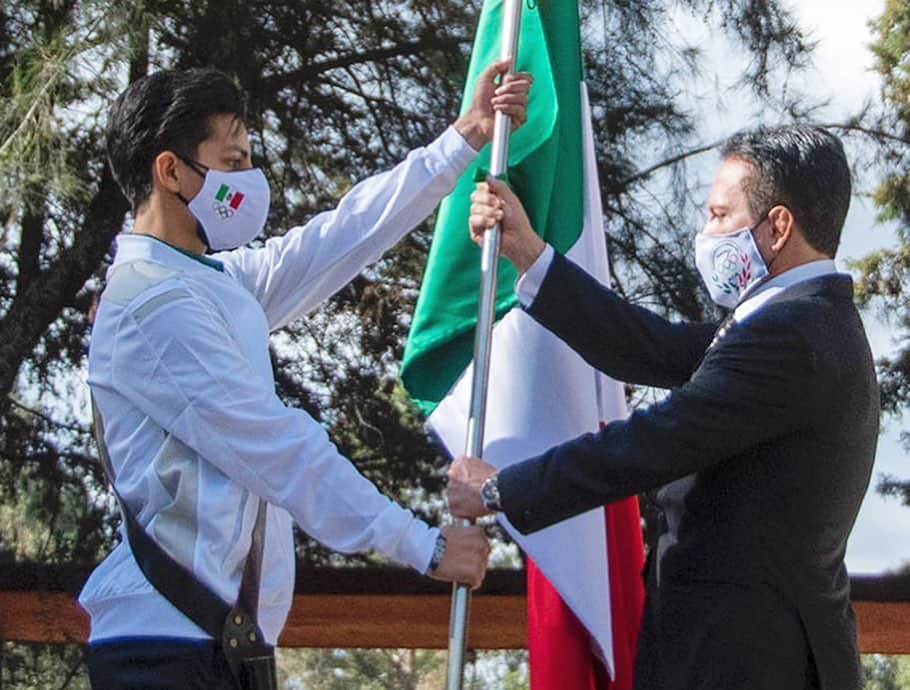 Donovan Carrillo Suazoのインスタグラム：「Me siento muy agradecido por ser el portador de la bandera de mi país, siempre me he considerado como una persona que trata de resaltar sus tradiciones y costumbres a nivel internacional y portar el lábaro patrio en la inauguración de los Juegos Olímpicos será un sueño hecho realidad.   Cómo hoy lo prometí siempre respetaré y enalteceré a mi país, misión que cumpliré en Beijing 2022  Gracias a todos por su apoyo incondicional, daré todo de mi en la pista. @cmteolimpicomex  @conadeoficial @codejal」