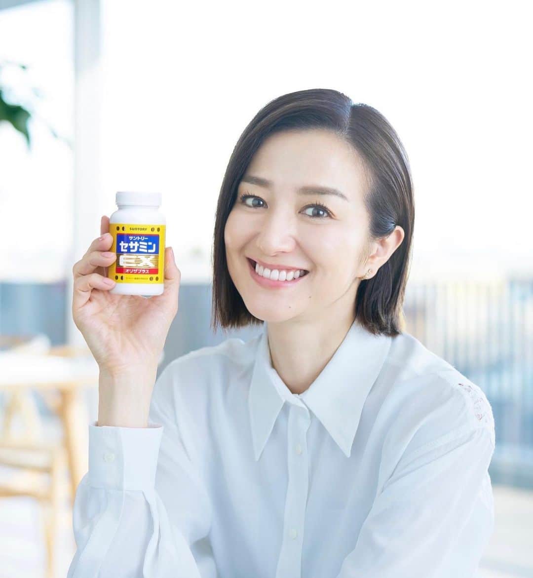 のインスタグラム：「スタッフOです。  この度、サントリーウエルネス「セサミンEX」の新CMに 出演させていただくことになりました。  撮影は早朝からスタート！ 澄んだ空気と綺麗な青空のもと、 気持ちよく身体を動かしていました。 鈴木の出演する「セサミン トレーニング篇」と、 矢沢永吉さんが出演する「セサミン メッセージ篇」は 本日より放送開始です。 ブランドサイトも是非チェックしてください！  https://www.suntory-kenko.com/contents/brands/sesamin/beautiful/suzuki.aspx  #サントリーウエルネス#セサミンEX#実感年齢でいきましょう#矢沢永吉#メッセージ篇#鈴木京香#kyokasuzuki」