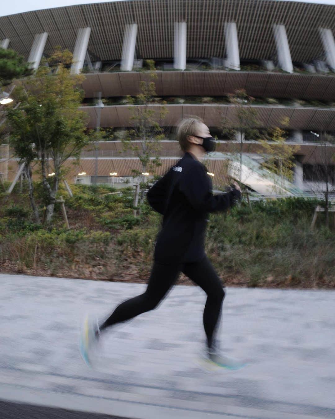 高山都さんのインスタグラム写真 - (高山都Instagram)「国立競技場を走った昨日の夕方と今朝。 オリンピックの時期は寄ることもなかったから、実は近くで見たというか、中を通ったのも初めて。 こんな風になってるのかーなんて話しながら寒空の下ぐるぐると神宮外苑を走るの楽しかったなー。 ワタシが走る時に意識するのはフォーム。 美しいフォームで走ると自然と怪我も防げる。 腕を後ろに振り、肩甲骨を動かす。 重心はぶらさずに。 スピードでも距離でもなく、大事なのはフォーム。 それだけで、ながくゆるーく走ることが出来ます。 実は昨日、ふと思い立ち、 #三井ガーデンホテル神宮外苑の杜プレミア に宿泊しました。 撮影の予定がぽっかり空いて、せっかくだし普段と同じことを違う場所でしてみようと #nativestay  友人の萌ちゃん @moemurakami_ と @nextweekend_jp がプランニングする日常の延長の自分の機嫌の取り方。 また感じたこと、ゆっくり綴ってみようと思います。」1月26日 11時16分 - miyare38