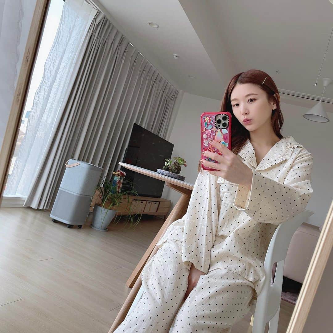 ひよんのインスタグラム：「☕️🌤  今日は午前中はゆったり💛 パジャマでごろごろ過ごす時間だいすき😆 お家にいるときは基本パジャマだけど、 みんなは部屋着とかに着替える派？🤭👗  #ひよん #ひよん服 #데일리 #일상 #꾸안꾸 #クアンク」