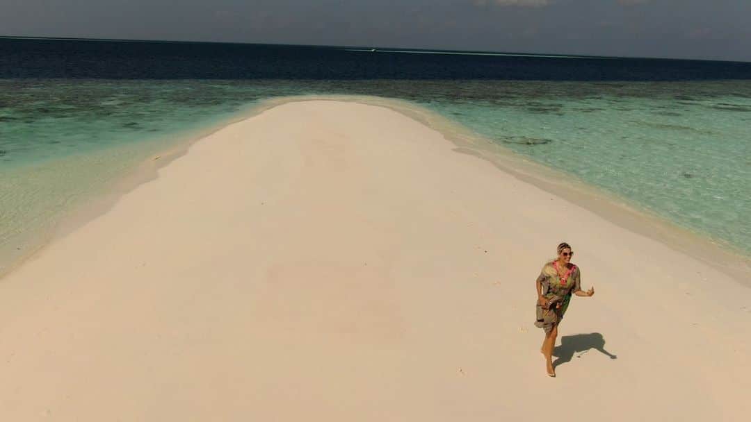 レナータ・ファンのインスタグラム：「Fim de férias! Nesta Quarta, volto ao @jogoaberto comandado pelos incríveis  @chagasmills e @silveira1969 com nossa seleção galática de comentaristas @denilsonshow @hevertonfutebol @jpsgarbi @chicogarciaa @edmundosouza10 @ronaldogiovaneli @ulissescostanarrador @capelareal e já acompanhei a goleada e o título da Copinha do Palmeiras, o empate do Corinthians com a Ferroviária com @paulinhop8 em campo,, a apresentação oficial do “El Turco” novo técnico do Atlético MG, o empate do Botafogo com o Boavista na abertura do Carioca, mais notícias dos Estaduais, Seleção Brasileira que enfrenta o Equador e, fui, voltei e o mercado da bola continua movimentando seu tabuleiro! Enfim, deixo um vídeo aqui de uma visita a um banco de areia isolado no meio do Oceano Índico no meu último dia das férias e que me trouxe extrema felicidade, assim como retornar ao trabalho também me proporciona a mesma sensação positiva! Então, vamos com tudo para mais uma grande temporada do futebol brasileiro, em ano de Copa do Mundo e de tantas atrações como o Mundial de Clubes que a @bandtv exibe com exclusividade na tv aberta! Que vcs nos acompanhem na 16ª temporada do Jogo Aberto, será um privilégio ❤️⚽️」