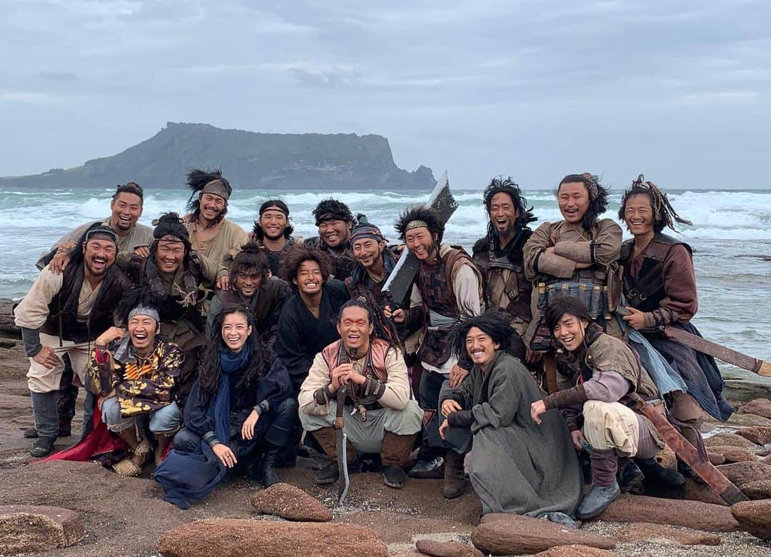 ハン・ヒョジュさんのインスタグラム写真 - (ハン・ヒョジュInstagram)「해적 도깨비 깃발을 올려랏!!!!!!!!!!!!!!!!!!!!!!!!!!!! 🏴‍☠️💖  #해적도깨비깃발 #thepirates 2」1月26日 12時17分 - hanhyojoo222