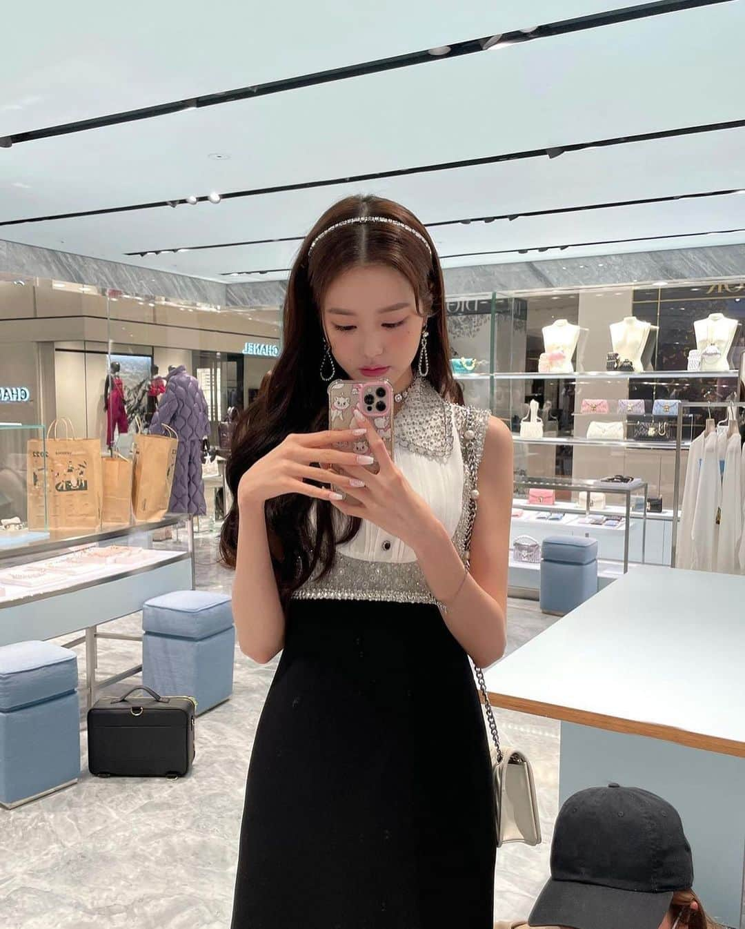 チャン・ウォニョンさんのインスタグラム写真 - (チャン・ウォニョンInstagram)「wonyoung’s mirror selfies >>>>  #IVE #JANGWONYOUNG #WONYOUNG #ELEVEN #아이브 #장원영 #원영」1月26日 12時38分 - wonyoung__ive