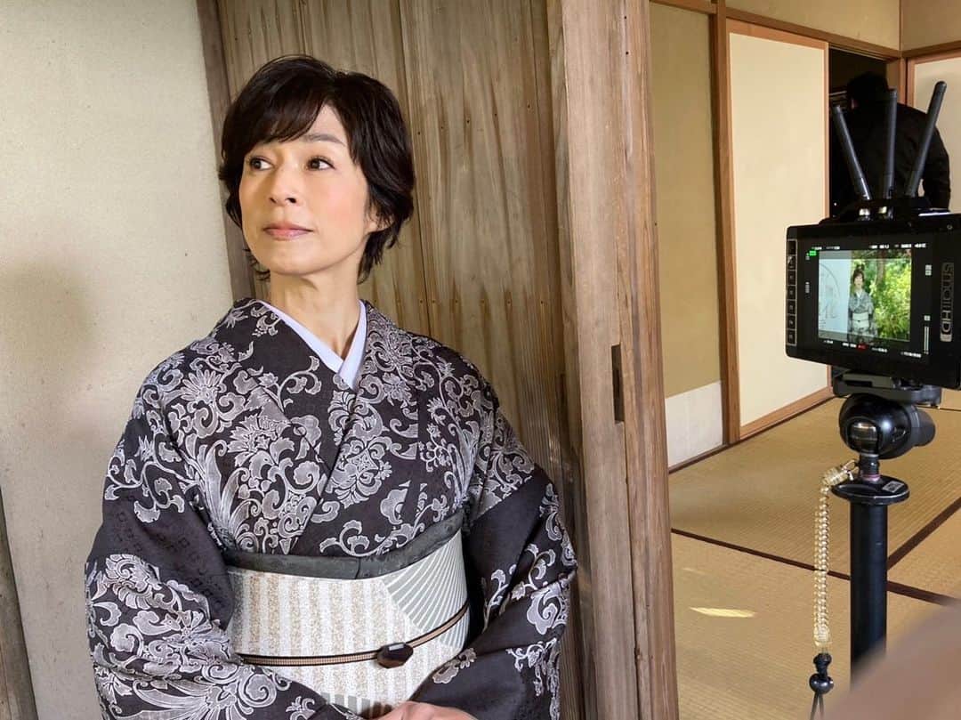 鈴木保奈美さんのインスタグラム写真 - (鈴木保奈美Instagram)「「日本和装」のCM撮影風景。真剣にモニターに見入る。自分の何かが気に入らない様子。あ〜！セリフ間違えた！」1月26日 12時47分 - honamisuzukiofficial