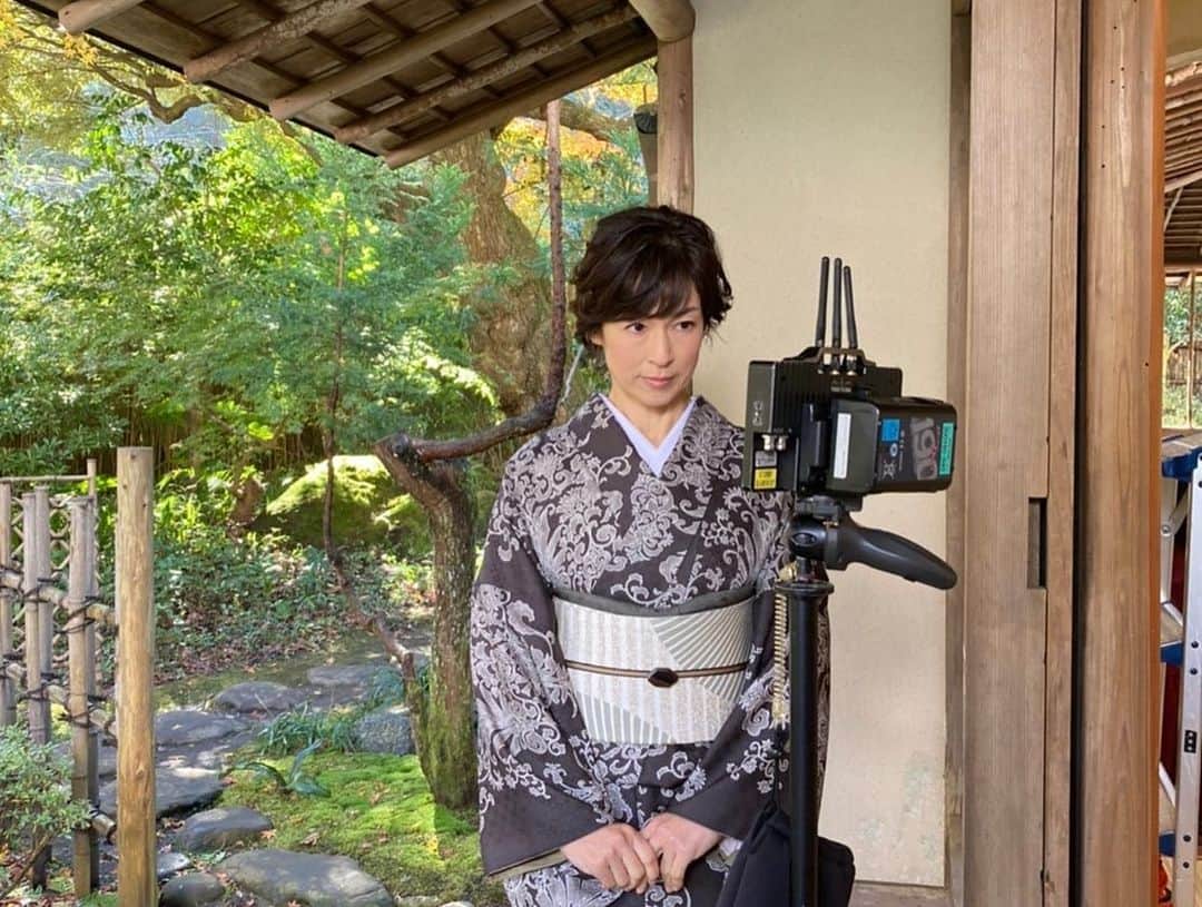 鈴木保奈美さんのインスタグラム写真 - (鈴木保奈美Instagram)「「日本和装」のCM撮影風景。真剣にモニターに見入る。自分の何かが気に入らない様子。あ〜！セリフ間違えた！」1月26日 12時47分 - honamisuzukiofficial