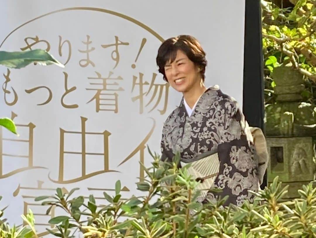 鈴木保奈美さんのインスタグラム写真 - (鈴木保奈美Instagram)「「日本和装」のCM撮影風景。真剣にモニターに見入る。自分の何かが気に入らない様子。あ〜！セリフ間違えた！」1月26日 12時47分 - honamisuzukiofficial