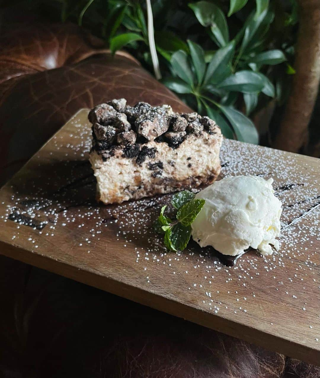 PORT of CALL Cafe&Store Tokyoさんのインスタグラム写真 - (PORT of CALL Cafe&Store TokyoInstagram)「⁡ #pocdfoodie  OREO CHEESE CAKE #オレオチーズケーキ 🧀🍫 . オレオビスケットのザクザク感と濃厚チーズが相性ぴったり◎ 今月の#new スイーツです✔︎ Open : 11:30 - 20:00 (土日祝日は12:00オープンです)🥤🍔 #portofcalldaikanyama #portofcall #cafeandstore #渋谷 #代官山 #テイクアウト #代官山カフェ #渋谷カフェ #代官山ランチ #渋谷ランチ #ハンバーガー #スイーツ #チーズケーキ」1月26日 12時55分 - poc_daikanyama