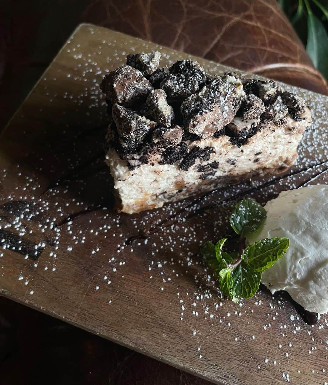 PORT of CALL Cafe&Store Tokyoさんのインスタグラム写真 - (PORT of CALL Cafe&Store TokyoInstagram)「⁡ #pocdfoodie  OREO CHEESE CAKE #オレオチーズケーキ 🧀🍫 . オレオビスケットのザクザク感と濃厚チーズが相性ぴったり◎ 今月の#new スイーツです✔︎ Open : 11:30 - 20:00 (土日祝日は12:00オープンです)🥤🍔 #portofcalldaikanyama #portofcall #cafeandstore #渋谷 #代官山 #テイクアウト #代官山カフェ #渋谷カフェ #代官山ランチ #渋谷ランチ #ハンバーガー #スイーツ #チーズケーキ」1月26日 12時55分 - poc_daikanyama