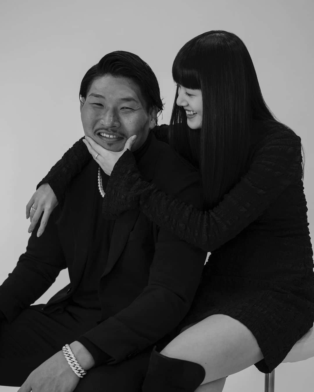 稲垣啓太のインスタグラム：「御報告 稲垣啓太はモデルの新井貴子　@kikoarai さんと結婚致しました。これからは夫婦共々応援していただけると最高に嬉しいぜ。夫となった稲垣は妻を守りながらも闘いに行きますので、今シーズン更に気合い入れた応援を皆是非宜しくお願い致します🔥  写真は顔をこねくり回されているだけです。」