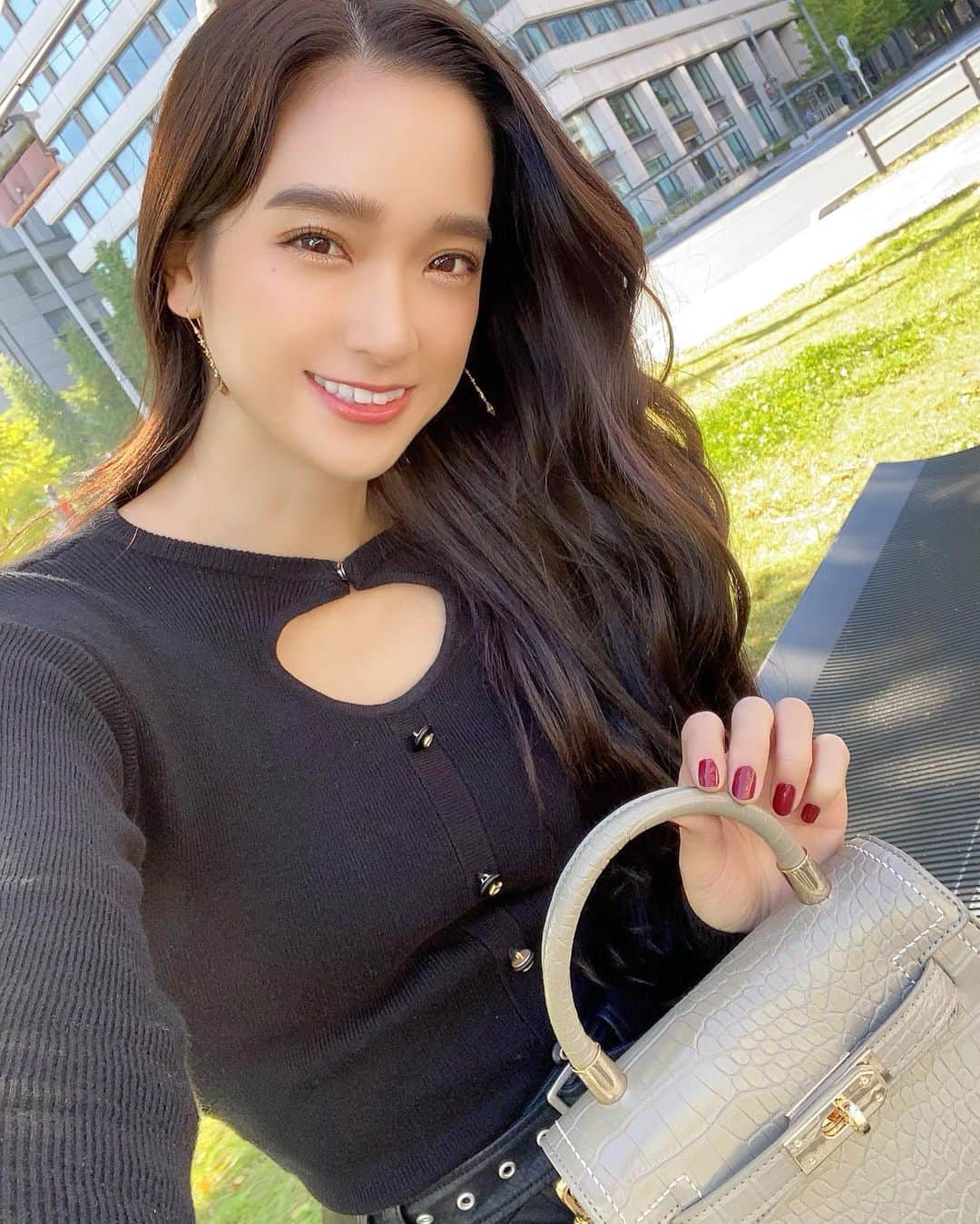 太田麻美のインスタグラム：「🖤 Tops&Bag... @darich_official  Earrings... @armygirl_tokyo   #ootd #outfit #tops #bag #code #coordinate #darich #fashion #earrings #armygirl #ファッション #ダーリッチ #アーミーガール」