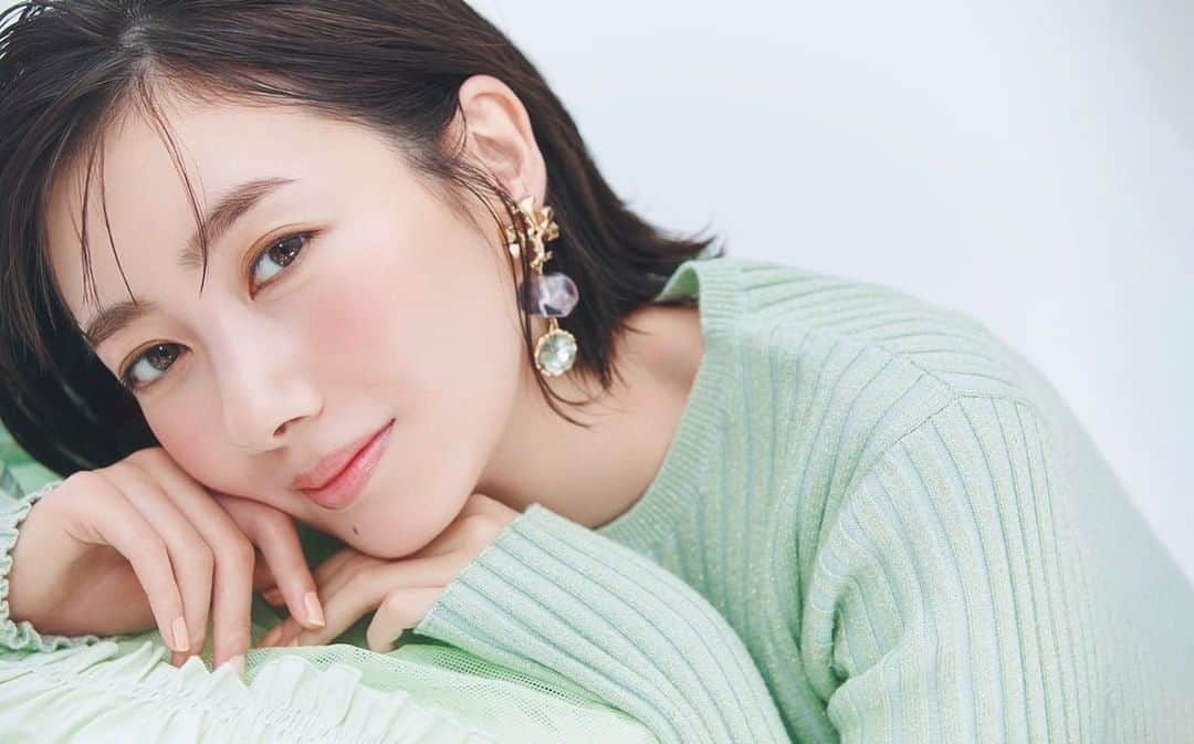 波瑠のインスタグラム：「MAQUIA発売中🦩」