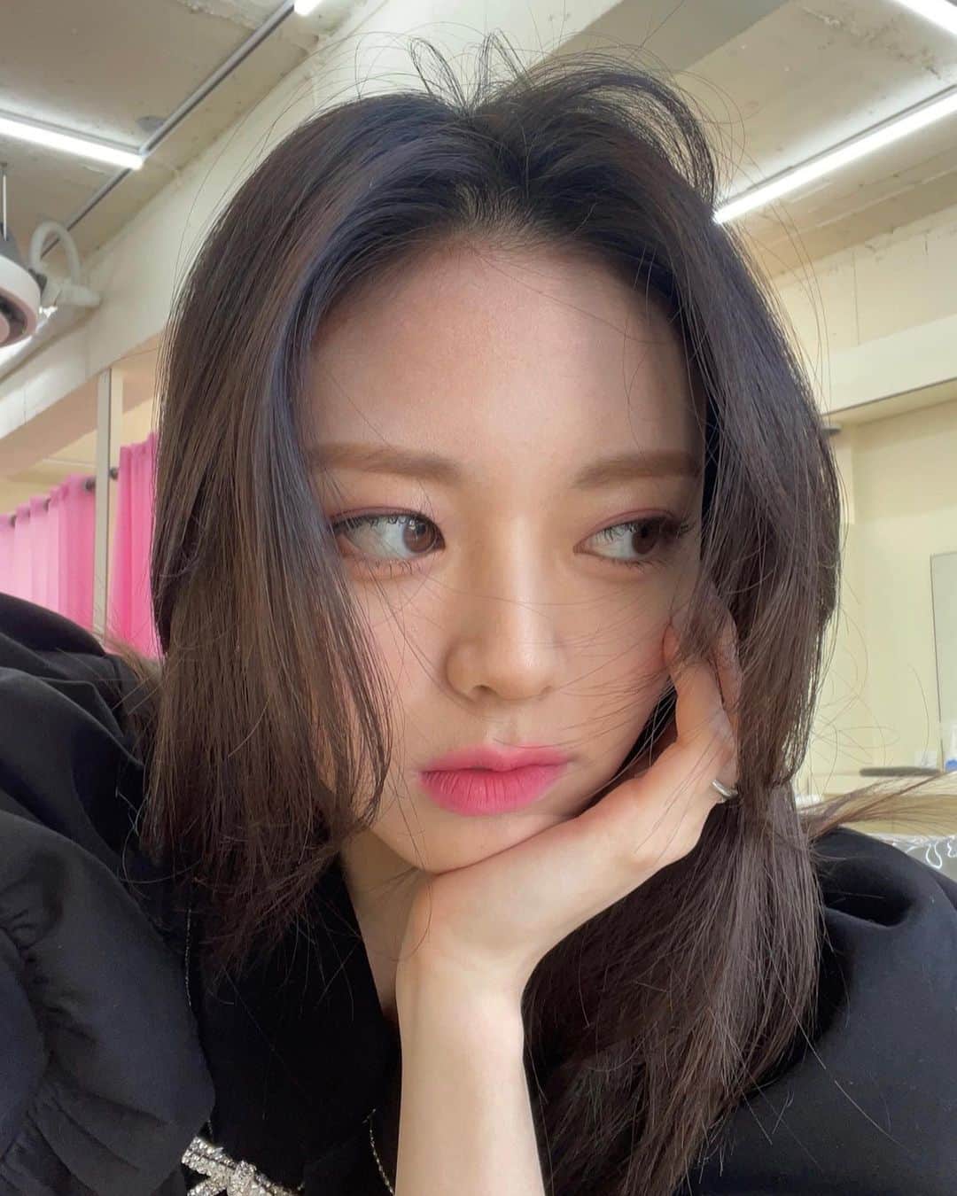 ITZYさんのインスタグラム写真 - (ITZYInstagram)「What am I thinking about❔」1月26日 14時53分 - itzy.all.in.us