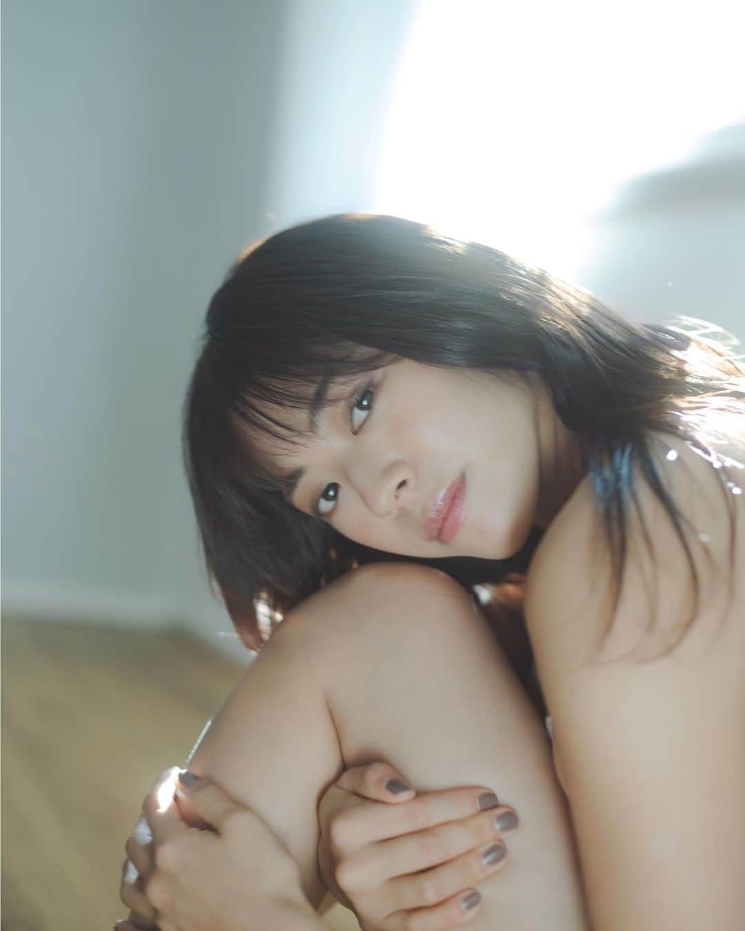 わちみなみのインスタグラム：「⁡ ⁡ トレカの写真いただいたので ちらちらお見せしていきます ⁡ 👀 ⁡ この日、 やわらかな雰囲気が わたしは好きでした😊 ⁡ とても素敵に撮っていただきましたよ！ ⁡ ⁡ アイライン大好きなんだけど、 この日のメイクを境に最近はそんなに引かなくなった✨ ⁡ 衣装もだけど、撮影中はたくさんの発見があります ⁡ 新しいものを見つけていたい☺️✨ ⁡ #トレーディングカード #わちみなみ ⁡ 4月9日2ndトレカ発売 予約受付中です https://horipro-shop.com/products/detail/999」