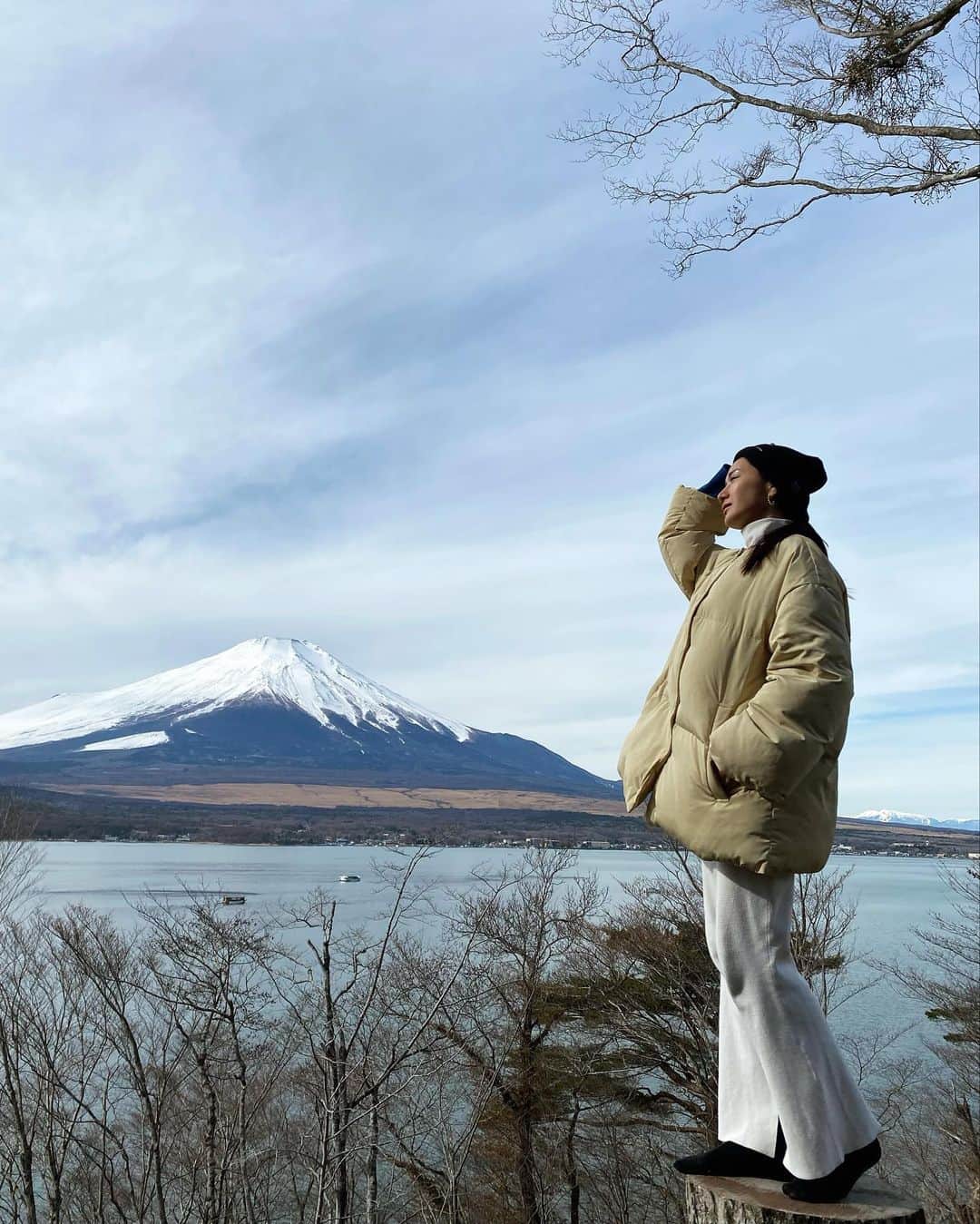 桐山マキさんのインスタグラム写真 - (桐山マキInstagram)「. . . a superb View 🗻  いつかの楽しい想い出。  山中湖にある ステキな貸し別荘 @buckeye.house  こちらのウッドデッキからは 美しい富士山の絶景が♡  今までみた富士山の中で ダントツに美しかったです🗻  着いてステキなお部屋に感動からの 窓からは 美しい富士山の絶景と 楽しい👻仲間達との楽しい時間が 写真を見返しては キャッキャッしてます☺︎  心満たされた旅 また行きたい♪  まだまだ こちらに書ききれないので いくつかにわけてアップしたいと思います♡  #japan #mountfuji  #beautiful  #fashion #love #buckeyehouse #view #friends #絶景の富士山 #なんとも贅沢 #貸し別荘 #また行きたい #楽しい仲間 #あの絶景 #ステキなおうち  #行ってみてほーしーいー #👻」1月26日 15時09分 - maki_kiriyama