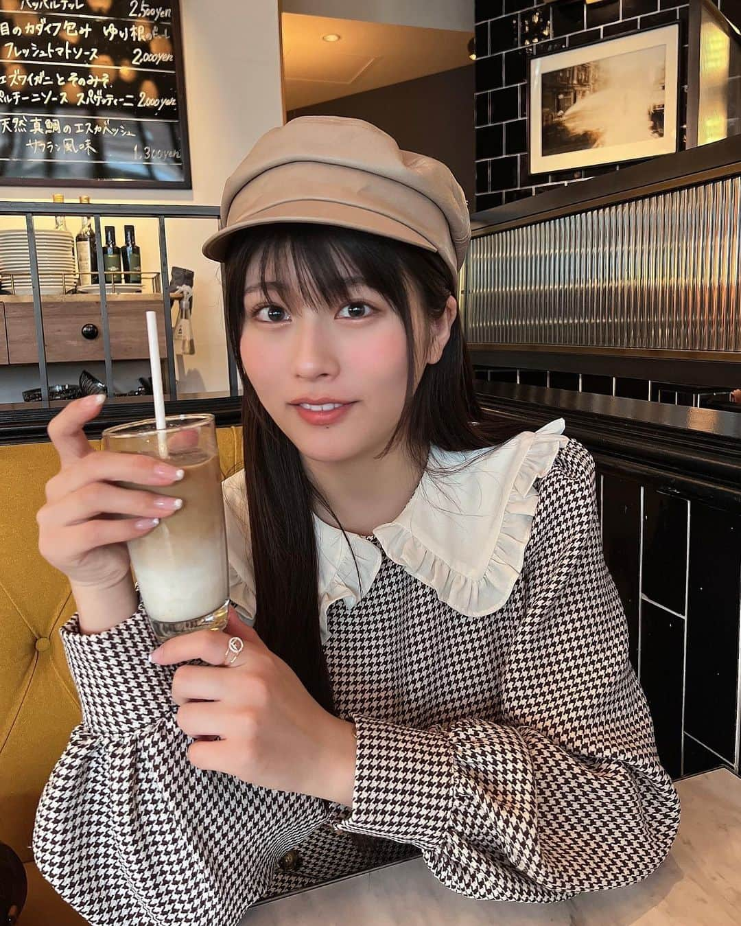 ちとせよしのさんのインスタグラム写真 - (ちとせよしのInstagram)「カフェオーレが飲みたいの〜♫ このキャスケットお気に入りすぎるなあ👼🏻 本革だから高めだったけど買ってよかった（* ॑꒳ ॑*） 今日はチークを広めに塗ってみた◡̈  #ca4la #grl #fendi #キャスケット #セットアップ #千鳥格子 #恵比寿カフェ #gitanenewyork」1月26日 16時15分 - chitose_yoshino