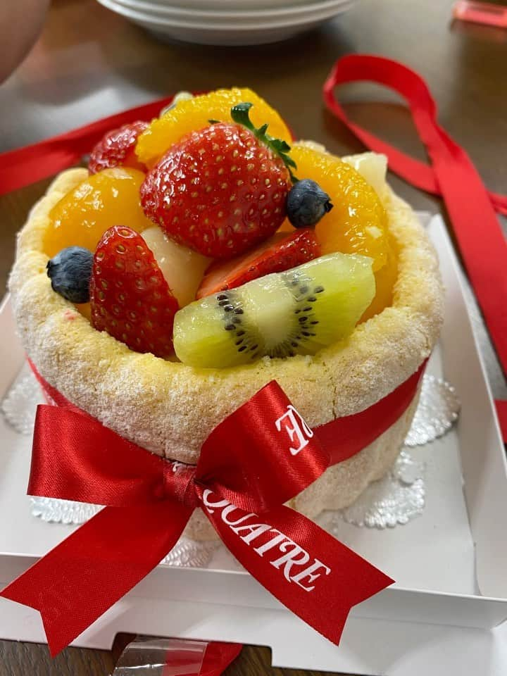 Shine&Shineのインスタグラム：「Patisserie Francaise Quatre パティスリーフランセーズキャトル   従業員の誕生日に社長自ら買ってきてくれました(^▽^)  ふわっふわで甘さ控えめな大人の味。フルーツの酸味がほどよい。美味しくいただきました♫  うふプリンで一躍有名になった洋菓子店キャトルの絶品ケーキ。 日本初のフランス人パティシエが開いたことで有名な洋菓子店「ルコルト」。 ここで修行を積んだ東健司氏の洋菓子店がQuatreです。  #プレゼントキャンペーン #shineandshine #シャインアンドシャイン」