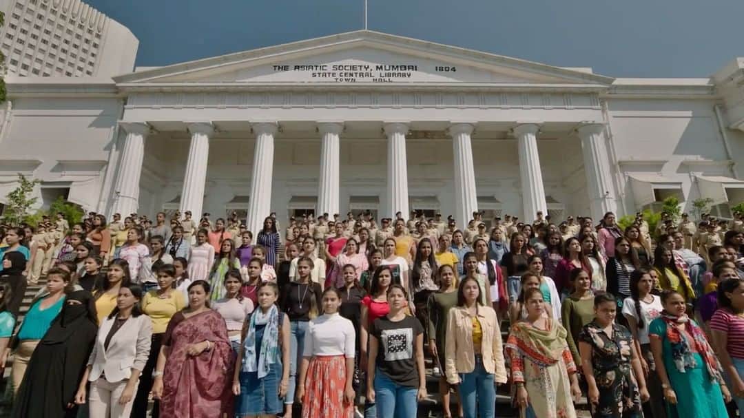 シャーヒド・カプールのインスタグラム：「Kudos to the Mumbai police force for implementing a dedicated safety cell called 'Nirbhaya squad' 🙏🏼  Created for women's safety and to prevent women related crimes, this squad will be set up in every police station across the city and one can reach out on their helpline number 103 in times of crisis.   This is a great initiative and hope it helps curb the harassment against women.   #NirbhayRepublic #NidarRepublic #निर्भयप्रजातंत्र #NirhbhayaHelpline103   @mumbaipolice  @cpmumbaipolice」