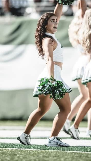 Jets Flight Crewのインスタグラム：「Game day curls with JFC Rachel! 💚」