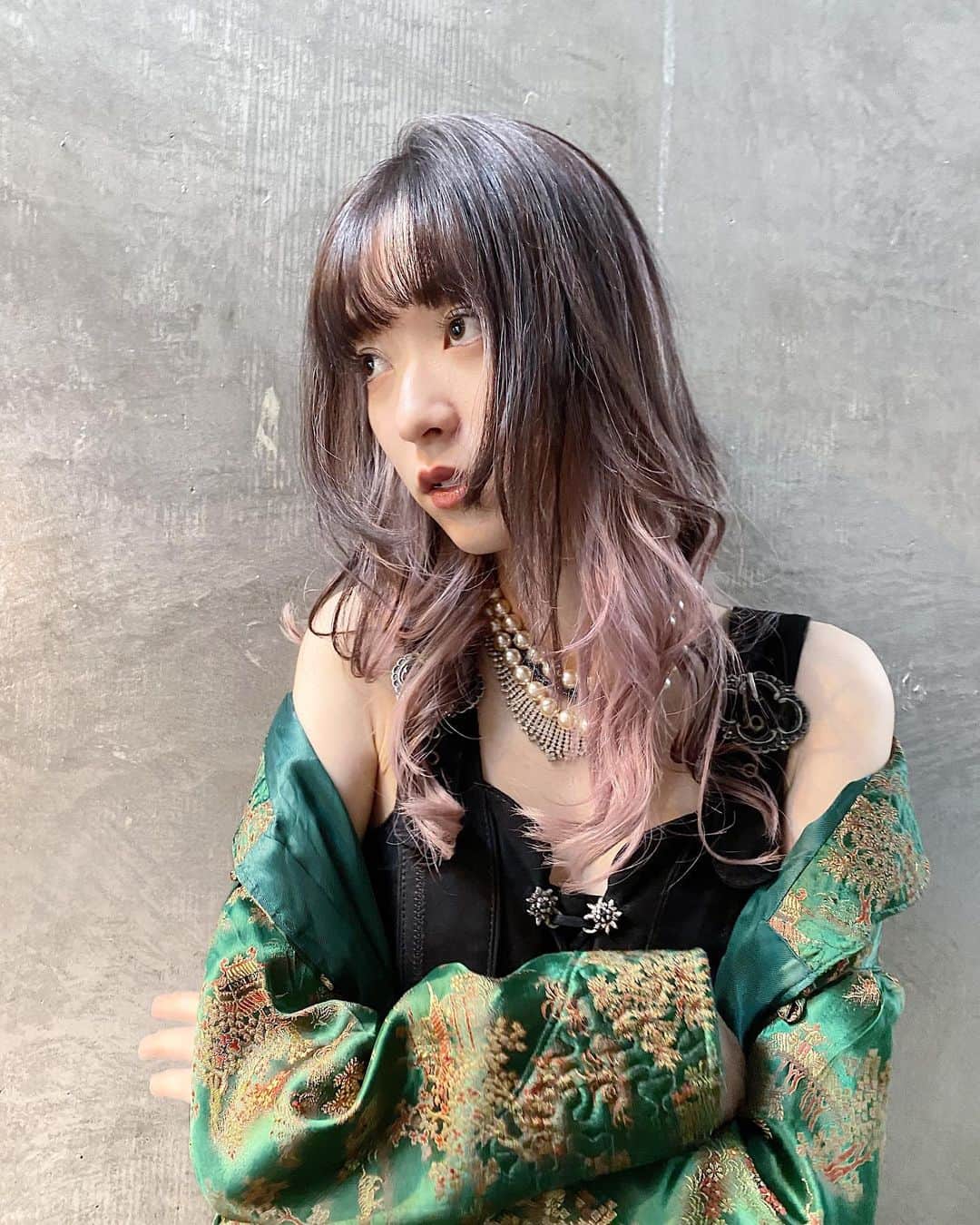 夏目璃乃のインスタグラム：「📸 ・ ・ @topofthehill_official さんの撮影だいすき🪞 いくら朝早くても夜までかかっても楽しすぎて疲れないんです笑 ・ ・ もうあと数日でピンクヘアお別れです😢 ・ ・  #夏目璃乃 #rinonatsume #181cm #ノーマルカメラ  #topofthehill #ヴィンテージ  #古着」