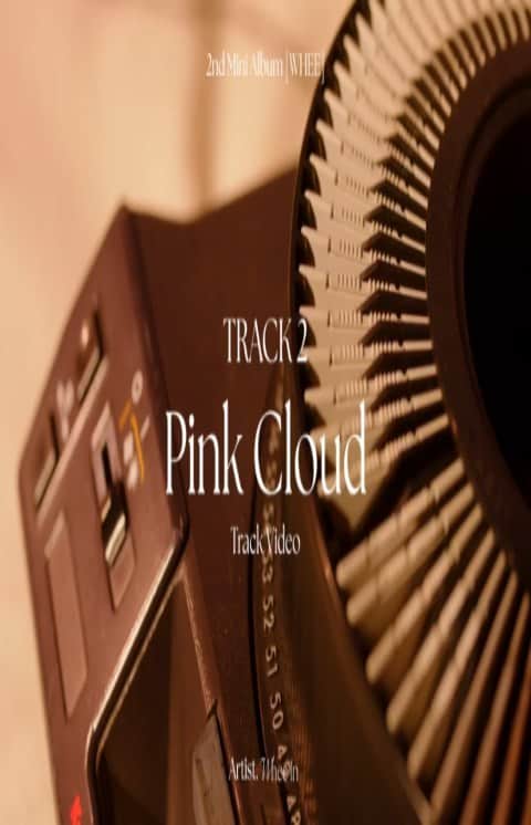 フィインのインスタグラム：「💗☁️  휘인(Whee In) - [WHEE] TRACK VIDEO  #2 Pink Cloud  @jimmy.j_814  ✔ youtu.be/jeh7y4j58Lk  #휘인 #WHEE #Pink_Cloud」