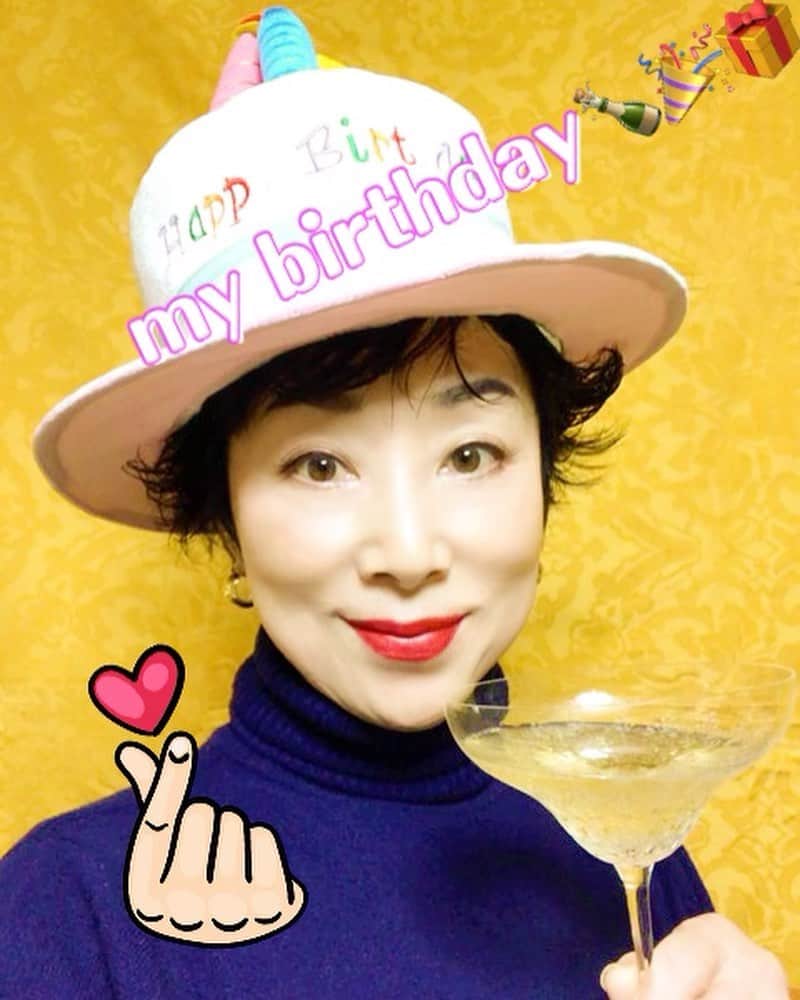 小川知子さんのインスタグラム写真 - (小川知子Instagram)「#私の誕生日です  #水瓶座♒️ #ｂ型女子  #73歳だって  #一日中誕生日会  #皆さんありがとう  #シャンパンで乾杯🍸✨🍸  #小川知子  私ごとですが今日は私の誕生日です。 ７３回目 キャーッ‼️‼️嘘みたい。  昔 その歳の人を見たら おばあちゃんって当然思ってましたよね。 でも、巷ではおばあちゃんと呼ぶには若すぎる方が多いです。 皆さんも同感ではないですか？ 孫におばあちゃんって呼ばせない人も多いし。 でも私はおばあちゃんっていう言葉好きです。 なんか、それだけで優しくて包容力がありそうに感じられて。 子供に聞くと見た目によって呼び方を変えているようです。  ともあれ、今年も元気いっぱいに誕生日を迎えられた事に感謝です。  沢山のお花やプレゼントに囲まれて幸せな１日です。  ありがとうございます😊」1月26日 18時22分 - tomoko_ogawa_