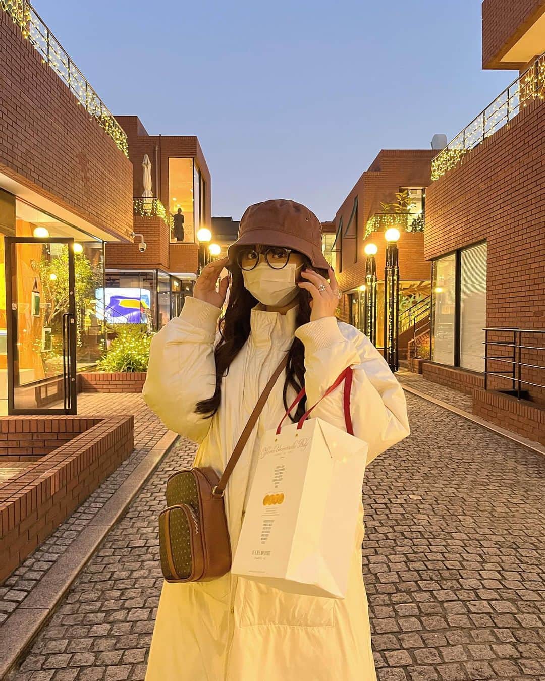 高梨優佳さんのインスタグラム写真 - (高梨優佳Instagram)「ちょっとだけお散歩 🐕  てかこのコートお気に入りすぎてる。( ◜︎࿀◝︎ )♡  @micaanddeal_official」1月26日 18時36分 - yukaaa0721xx