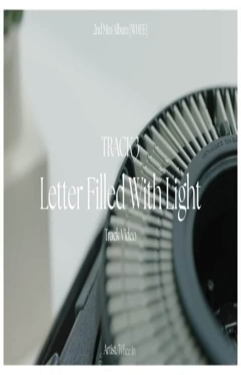 フィインのインスタグラム：「✒✉📭  휘인(Whee In) - [WHEE] TRACK VIDEO  #3 Letter Filled With Light  @jimmy.j_814  ✔ youtu.be/iPsEoPohkCk  #휘인 #WHEE #Letter_Filled_With_Light」