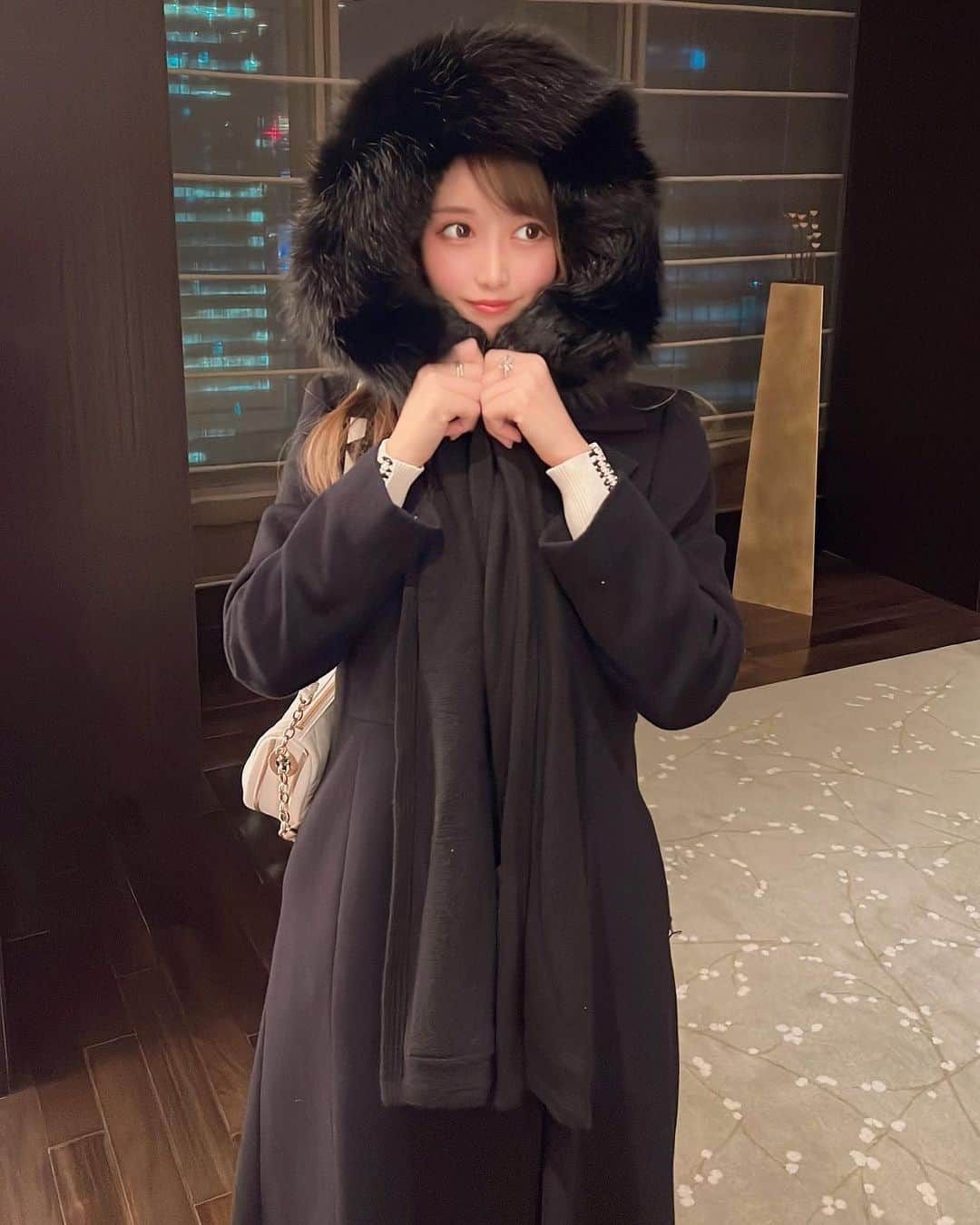 のインスタグラム：「. 黒だるま☃️🖤 寒い日もこうすればあったか🤍🤍笑 . コートとファーのフードはどっちも @foxey_official 🖤 形が綺麗でずっと愛用してる☺️🤍 . #fashion#ootd#fashionista#fashionstyle#foxey#chanel#dior#fur#coat#フォクシー#コート#japanesegirl」