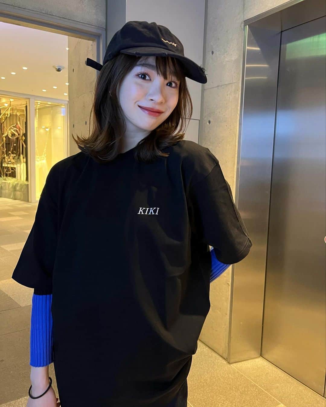 のインスタグラム：「友達のブランドの新作Tシャツかわいすぎ☺︎  あさかありがつ〜✌︎ 30日から発売らしい、おそろしよ🦭  #ノーマルカメラ」