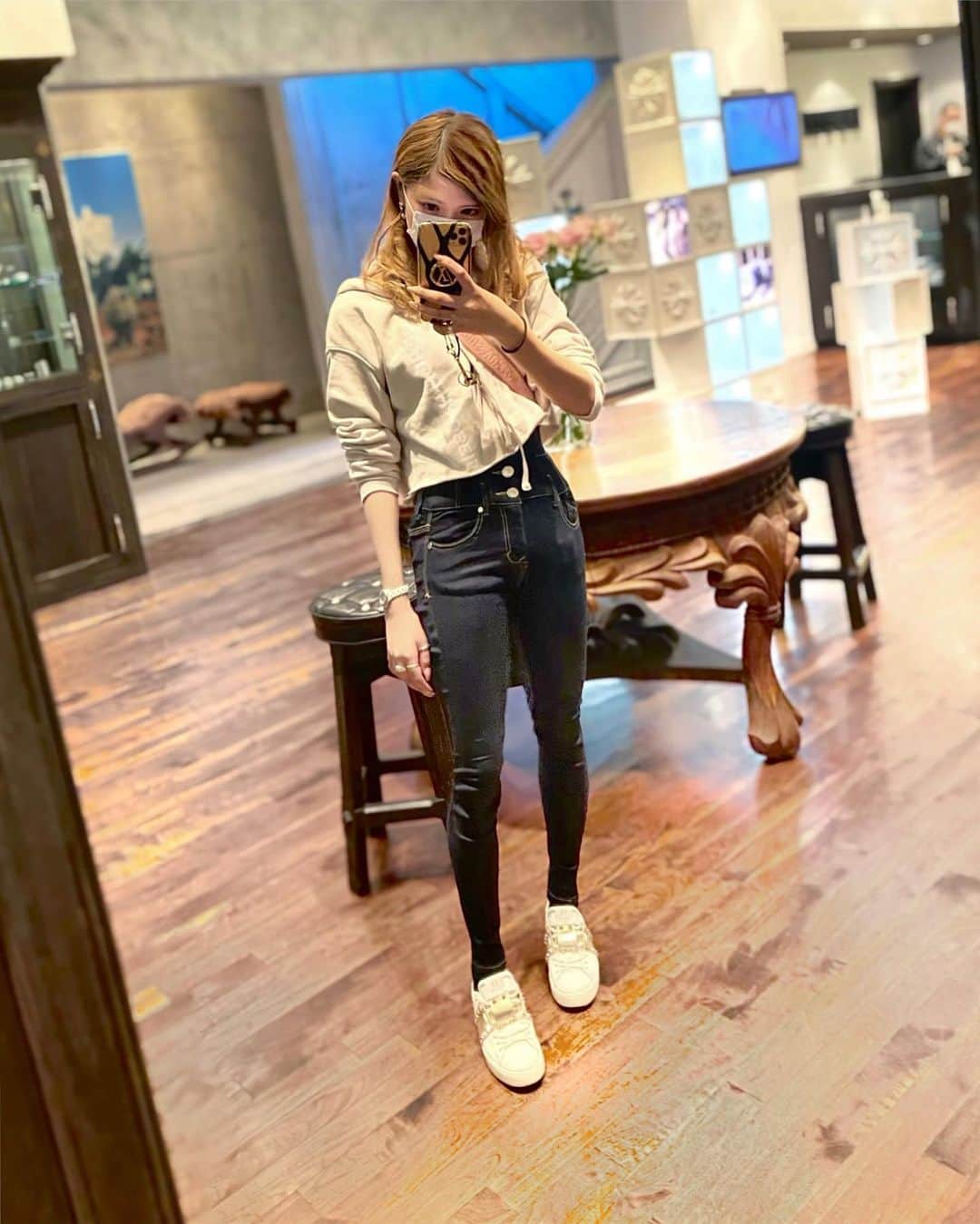 のインスタグラム：「好きな歌のワンフレーズ ｢ 綺麗とは傷跡がないことではない  傷さえ愛しいという奇跡だ ｣  Official髭男dismビンテージ  この部分妙に印象に残る  人は傷つきながら、スポットライトの当たらない日、 苦労を重ねた日を含めて成長していく  そんな過去さえ今は愛おしく 努力の先にあるものは美しい   このメッセージ素敵すぎ！髭男ブーム再熱🔥♡  #official髭男dism #髭男 #vintage #ビンテージ #歌詞 #fashion #ootd  #chromehearts  #Tokyo  #chanel  #lv  #louisvuitton  #fashionista  #chrome #valentino  #maisonvalentino」