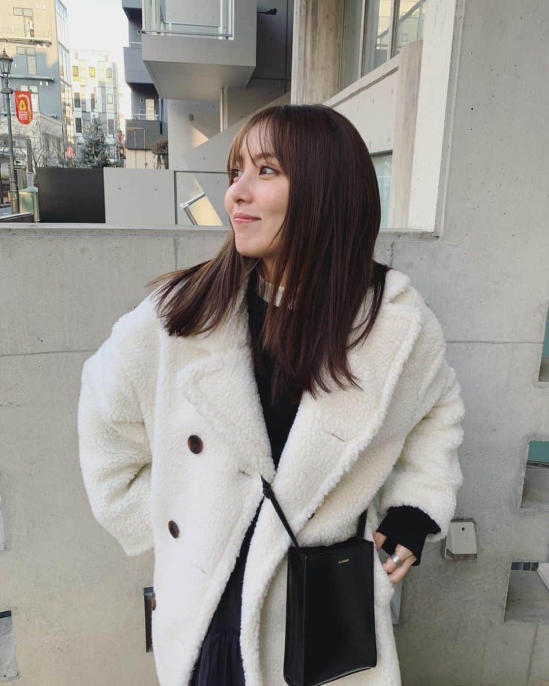 石川恋さんのインスタグラム写真 - (石川恋Instagram)「打ち合わせday〜〜 ということで久々に私服❄️ もこもこの白コート、ホッキョクグマみたいで めっちゃかわいい。お気に入り🐻‍❄️💜 いつもお世話になっているプレスさんに 可愛いお花をいただいてハッピー🌷 #StyledbyRen #ootd」1月26日 19時49分 - ren_ishikawa