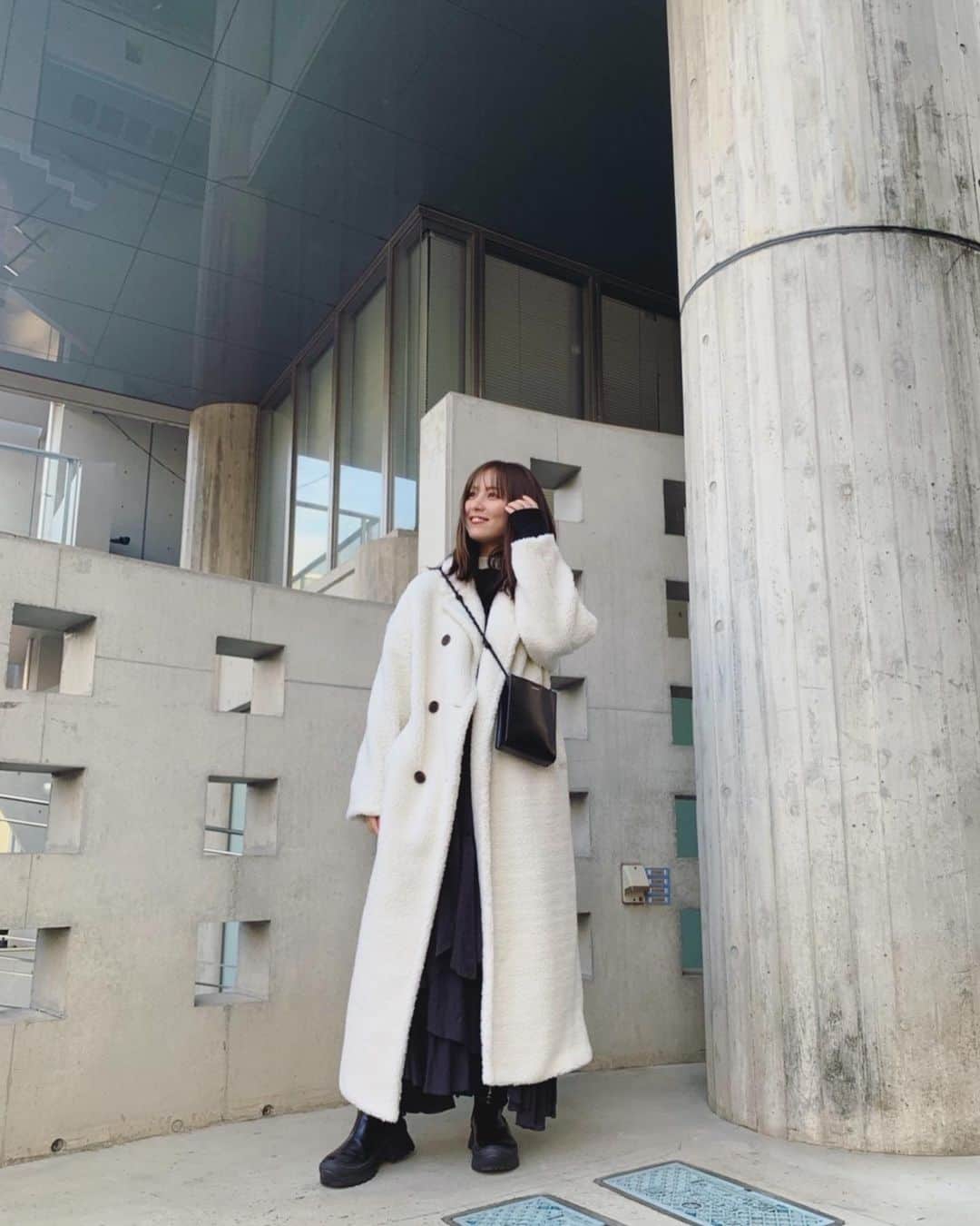 石川恋さんのインスタグラム写真 - (石川恋Instagram)「打ち合わせday〜〜 ということで久々に私服❄️ もこもこの白コート、ホッキョクグマみたいで めっちゃかわいい。お気に入り🐻‍❄️💜 いつもお世話になっているプレスさんに 可愛いお花をいただいてハッピー🌷 #StyledbyRen #ootd」1月26日 19時49分 - ren_ishikawa