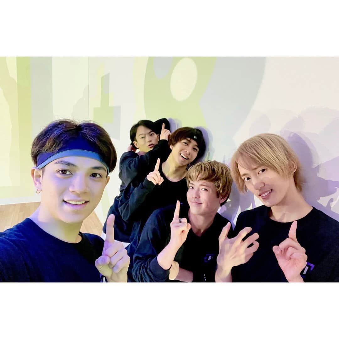 Travis Japan（トラジャ）さんのインスタグラム写真 - (Travis Japan（トラジャ）Instagram)「⁡ ⁡ +81 DANCE STUDIO #TopOfTheWorld #SMAP ⁡ SMAPさんの「Top Of The World」を踊らせていただきました‼️ 偉大なSMAPさんの曲をやらせていただけて嬉しいです！ 曲もカッコイイですし歌詞もすごい自信が出るような歌詞で素敵で、振り付けも最高で観てて気持ち良いパフォーマンスになってると思うので是非沢山観てねー😊 メンバーがソロで踊るショート動画もあるのでそちらのチェックもお願いします✨ #吉澤閑也 ⁡ Danced to SMAP’s「Top Of The World」‼️ It was our great honor to perform SMAP’s legendary song! The song is very cool, the lyrics are very motivating, and the choreography will make you feel great, so please watch it many times 😊 There are also short videos on the members dancing solo so please check those out too ✨ #Shizu ⁡ #p81dance  #Johnnys #TravisJapan  #JohnnysClassics #dance」1月26日 19時56分 - travis_japan_official