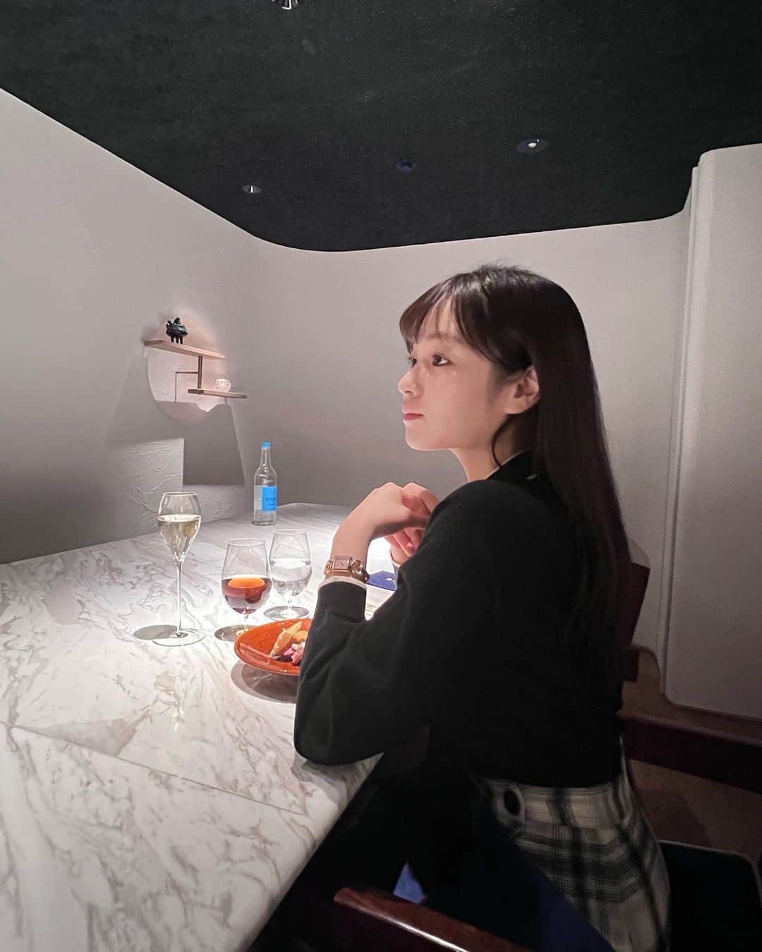 のインスタグラム：「先日、中学からの親友と新年会をしてきたよ🐒🐥 あっという間に今年で10年目の仲‥！ 中学生の頃はフードコートで何時間も話してたのに、こんな素敵なお店で新年会をしてるなんて大人になったねと話しながら‥☺️  お店は、先月の東京カレンダーで乃木坂46の齋藤飛鳥さんもお食事されていた 2021年4月にオープンしたISSEYYUASAさん（ @issei_yuasa_ ）  湯浅シェフが日本の和の厳選食材をイタリアンとして進化させた、ここでしか味わえない一皿。 カウンターなので、目の前でシェフが仕上げてくださり、食材へのこだわりをお聞きできてとても素敵な空間でした‥♡  "日本の優れた食器との出会い"もお店のコンセプトの１つ。それぞれ北大路魯山人さんをはじめとした現代作家の方々のお皿に盛り付けられていて、視覚からも楽しめるコースでした😳  料理に合わせてソムリエの方が厳選して下さるペアリングも🍷 私はあまりお酒が強くないのでノンアルコールでペアリングして頂いたのですが、ワインが好きな方にもおすすめ🤍  記念日や特別な日に、是非大切な方と行って欲しいです(^^)♡  #イッセイユアサ　#六本木グルメ　#六本木ディナー　#六本木イタリアン #東京グルメ」
