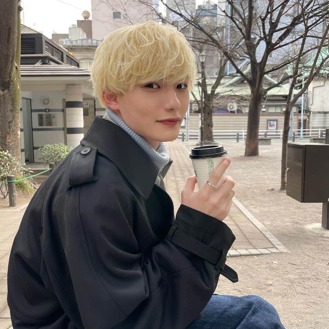 日之出莉久のインスタグラム：「ㅤㅤㅤㅤㅤㅤㅤㅤㅤㅤㅤㅤㅤ 寒い日はホットコーヒーに限る！ 冬のデートどこ行きたい？」
