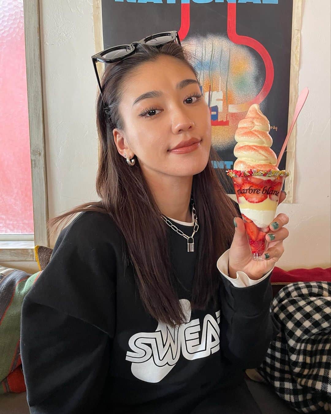 松本優のインスタグラム：「. .  #日本旅行 @west_akafu さんの #赤い風船 🎈〜福岡編〜 . 博多で有名な、糸島の牡蠣、ラーメン、スイーツもいただいたし 映えスポットもたくさんあるし 観光も近いからすぐいけて一泊二日あっという間でした🤲 大阪からは新幹線やとあっという間でついちゃうよ😍 . 昨日生放送でご紹介したお店や観光地は皆さんチェックしてね🤤 . .またすぐ福岡行きたいな〜😍😍  . #にこTA #日本旅行 #赤い風船#yutravel✈」