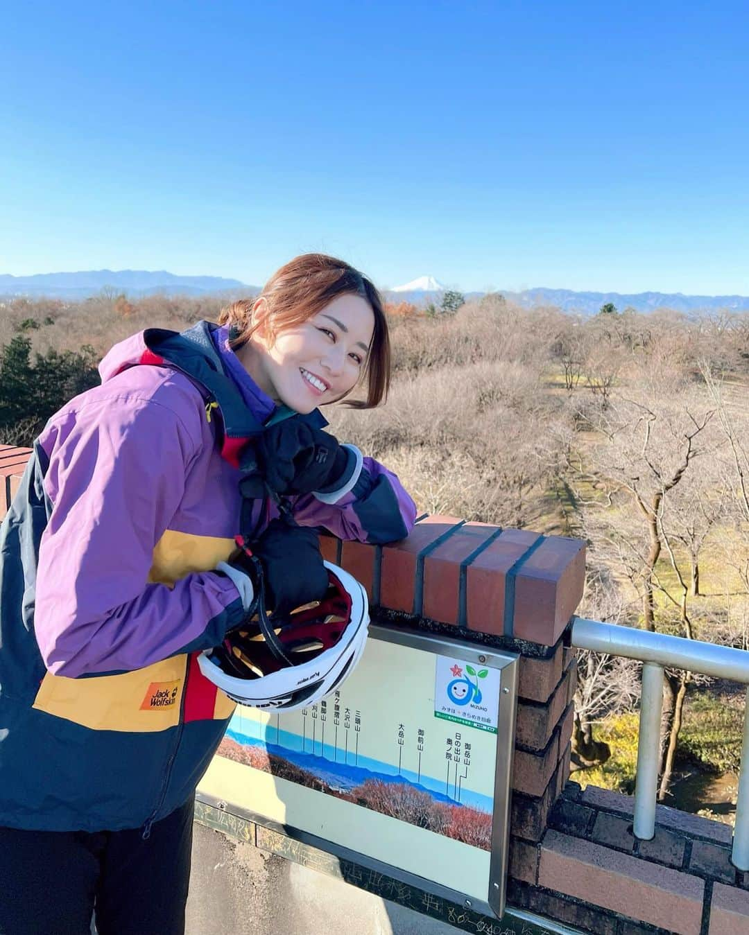 佐野真彩さんのインスタグラム写真 - (佐野真彩Instagram)「1月の自転車旅は、西多摩の富士見スポット巡り🚲🇯🇵 瑞穂町の六道山公園展望台からは壮観な眺めを楽しめました🗻🌅  福生の横田基地近辺は、インスタ映えするお店が沢山🗽 今年も西多摩のおすすめスポットを、インスタでも沢山紹介していきたいです🚲💕  #jackwolfskin #ジャックウルフスキン　#アウトドアコーデ　#アウトドアファッション #自転車女子 #西多摩　#福生　#羽村　#富士見スポット　#六道山公園展望台 #暖パンコーデ #cycling #tcnキャスター　#ケーブルテレビ #多摩ケーブルネットワーク」1月26日 21時02分 - sano.maya