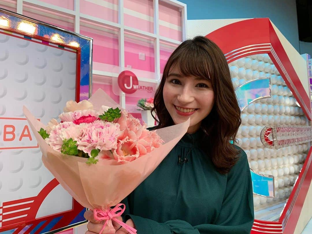 澤田愛美さんのインスタグラム写真 - (澤田愛美Instagram)「. スーパーJチャンネルABA 毎週水曜日は「きょうの花日記」🌸  今回は1月31日の愛妻の日をご紹介！  妻という最も身近な存在を大切にする人が増えると 世界はもう少し豊かで平和になるかもしれない という理念のもと、 愛妻家を増やす目的があるそう🙌  チューリップの花言葉は愛の告白と、永遠の愛。 愛妻の日にぴったりですね😙   #花のある暮らし #愛妻の日 #チューリップ #花束」1月26日 21時08分 - amy____oxox