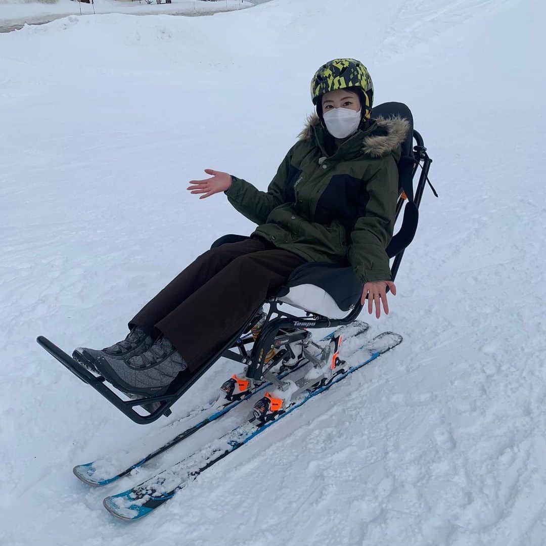 小宮山瑞季さんのインスタグラム写真 - (小宮山瑞季Instagram)「みなさんデュアルスキーはご存知ですか？⛷ 椅子に座ることができれば重度の障がいをもった方や 高齢者などもスキーを楽しめるんです🥰！  志賀高原の丸池ホテルでは、このデュアルスキーを 体験することができます🙆‍♀️ クラウドファンディングで集めた資金や県の補助で購入し、 今シーズンから導入されました☀️☀️ 私も体験させていただきましたが、シートが安定していて、 スキーを操作してくれるパイロットの方もいるので、 安心してスキーを楽しめます😎✨   写真は、丸池ホテルの池上さんと息子の将太くんと🌼  お問い合わせは、丸池ホテルまで！   #みんなの信州  #デュアルスキー  #クラウドファンディング  #スキー  #skiing  #丸池ホテル  #志賀高原  #山ノ内町  #yamanouchi  #誰でもスキーを楽しめる  #笑顔はまるでヒマワリ  #元気をもらいました  #ありがとう  #長野放送  #アナウンサー  #小宮山瑞季」1月26日 21時20分 - komiyama_mizuki